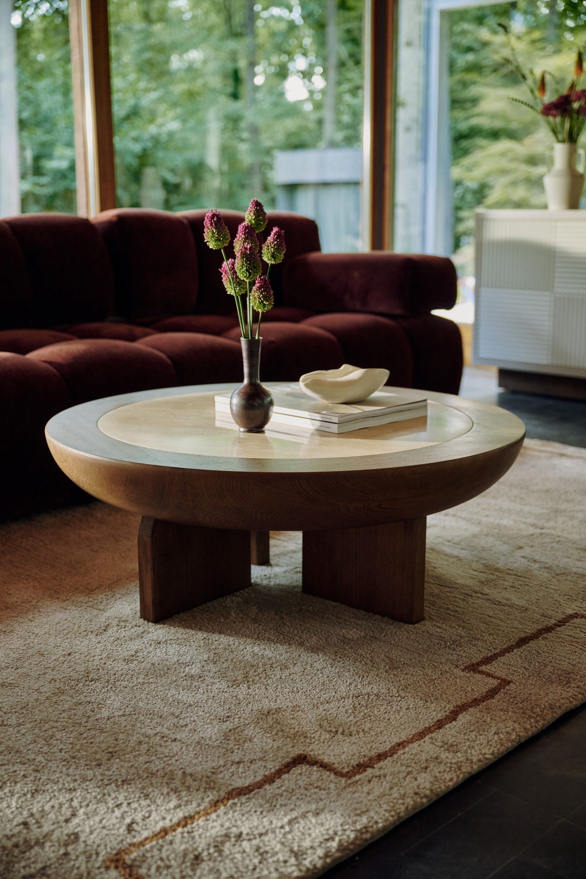 table basse Saturne ronde en bois à plateau incrusté et piètement à trois pieds