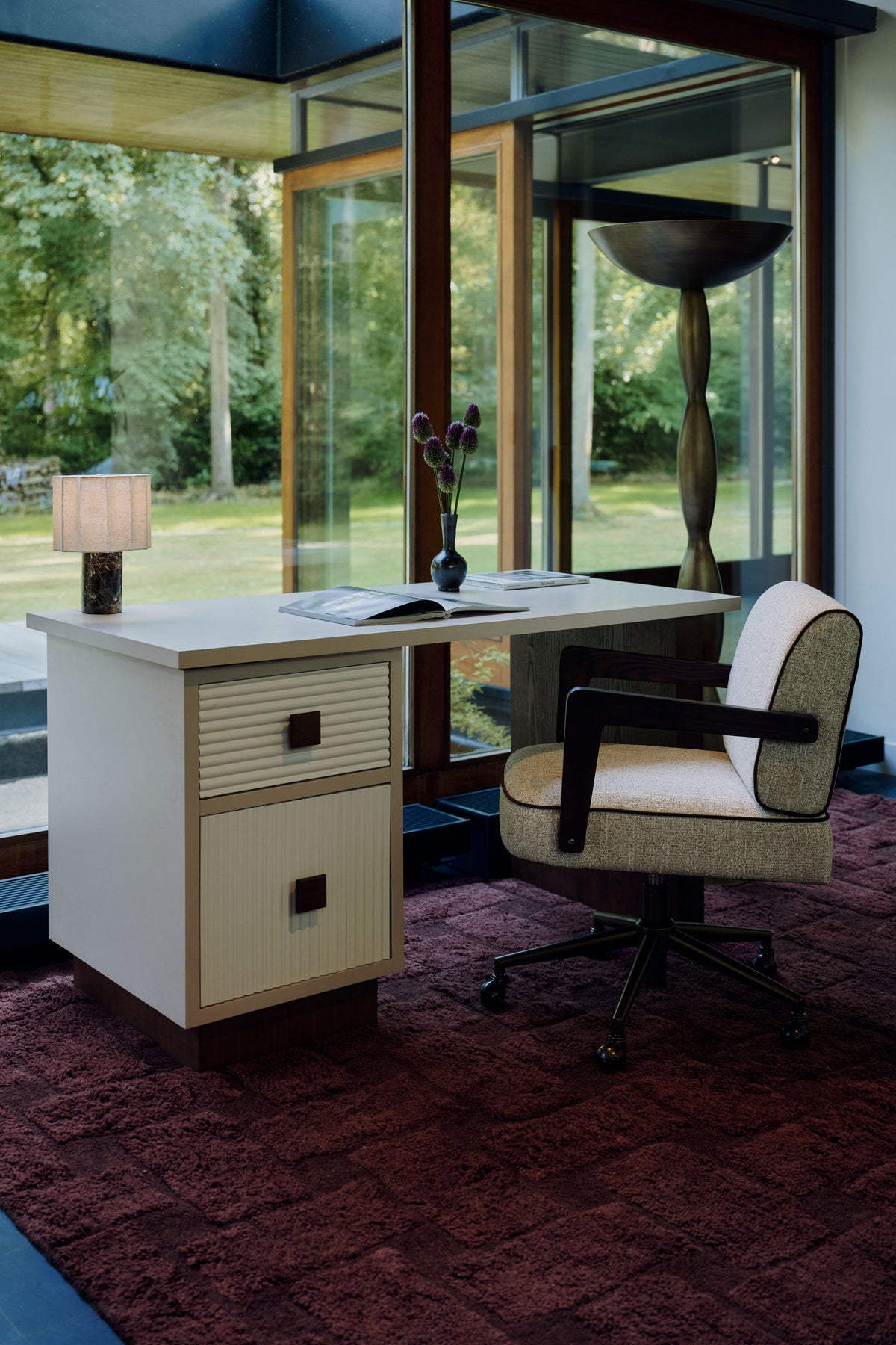 bureau Archi laqué crème à caisson deux tiroirs cannelés et chaise de bureau Elva