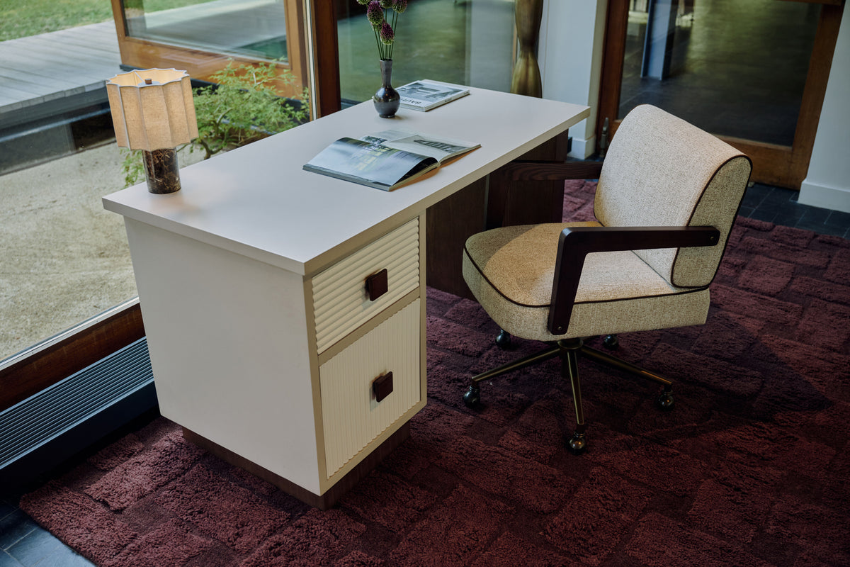 chaise de bureau Elva en tissu chiné beige devant le bureau Archi laqué crème