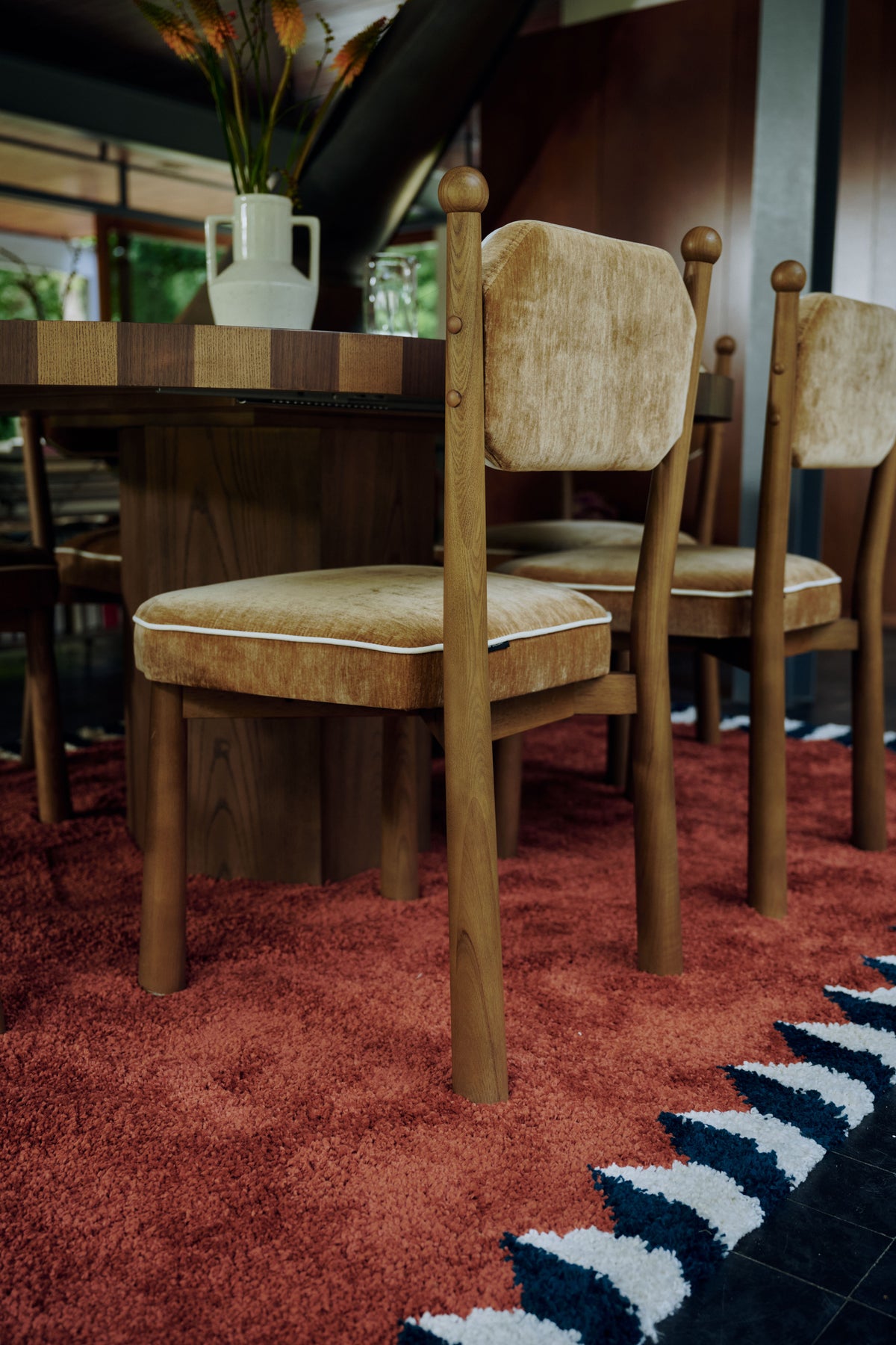 chaise Anna en velours ocre à passepoil blanc et piètement en chêne - vue arrière