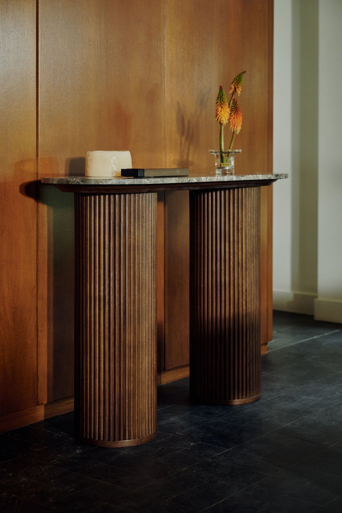 console Oviedo à plateau en marbre Emperador et deux fûts cylindriques cannelés