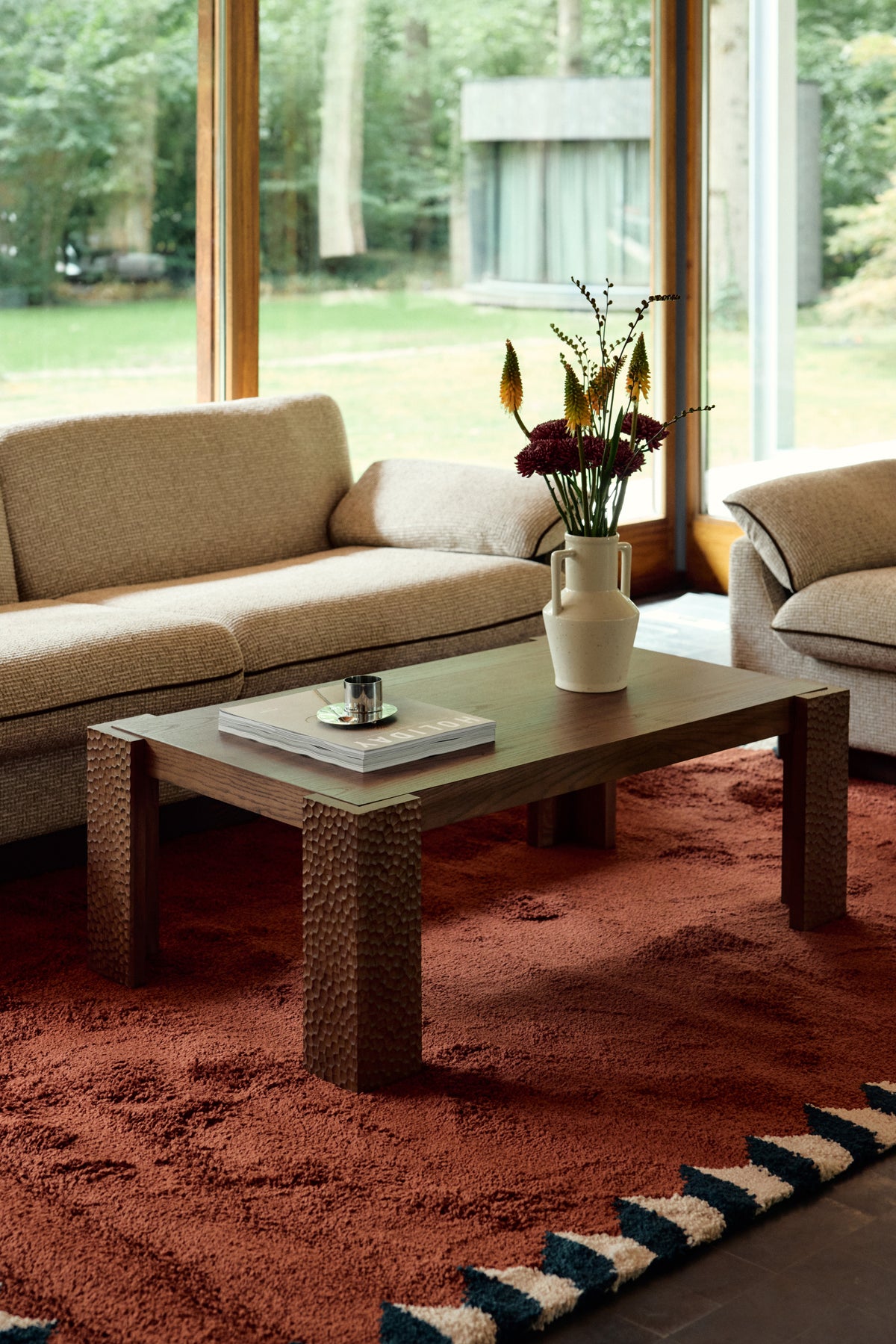 table basse Maxence en bois et canapé Élysée beige - vue de face sur tapis terracotta