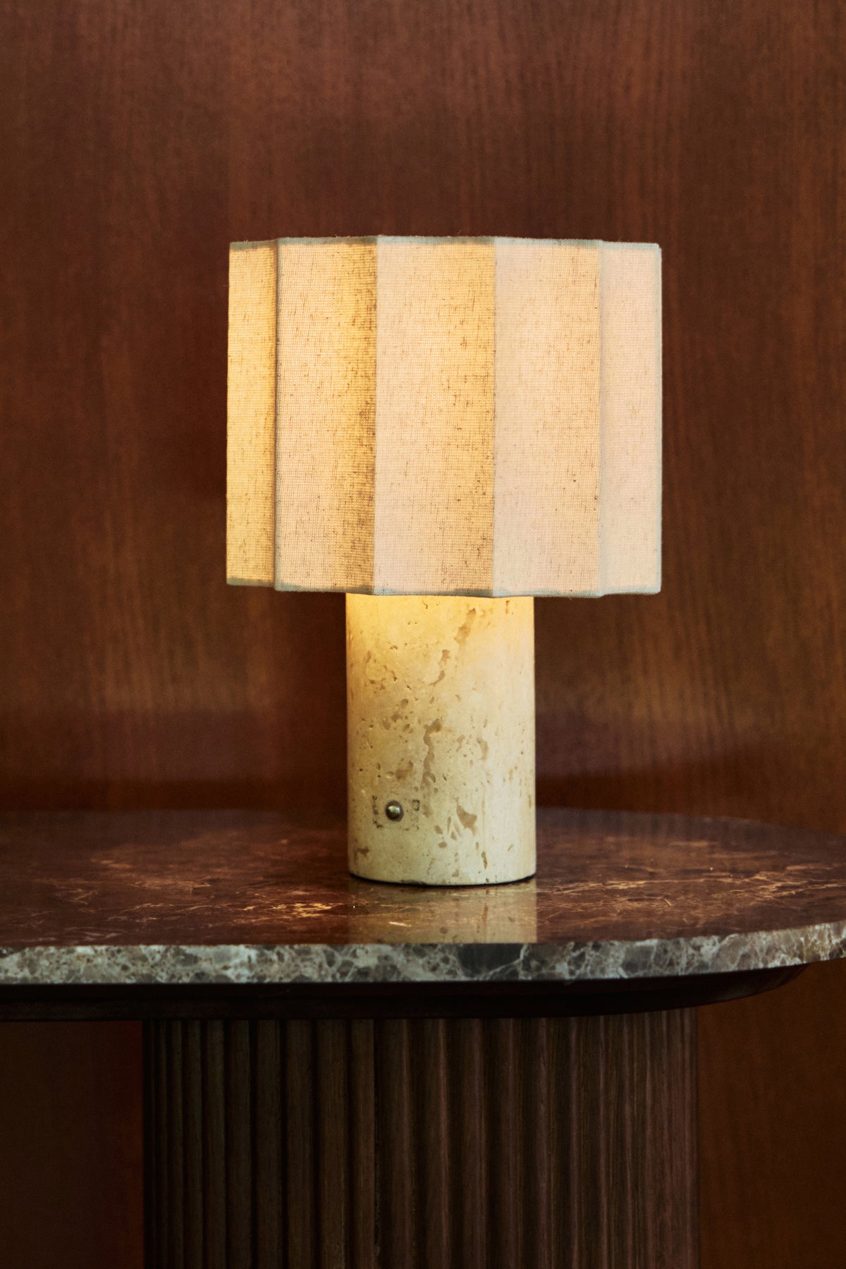 lampe Bridget en travertin et abat-jour festonné en lin sur la console Oviedo