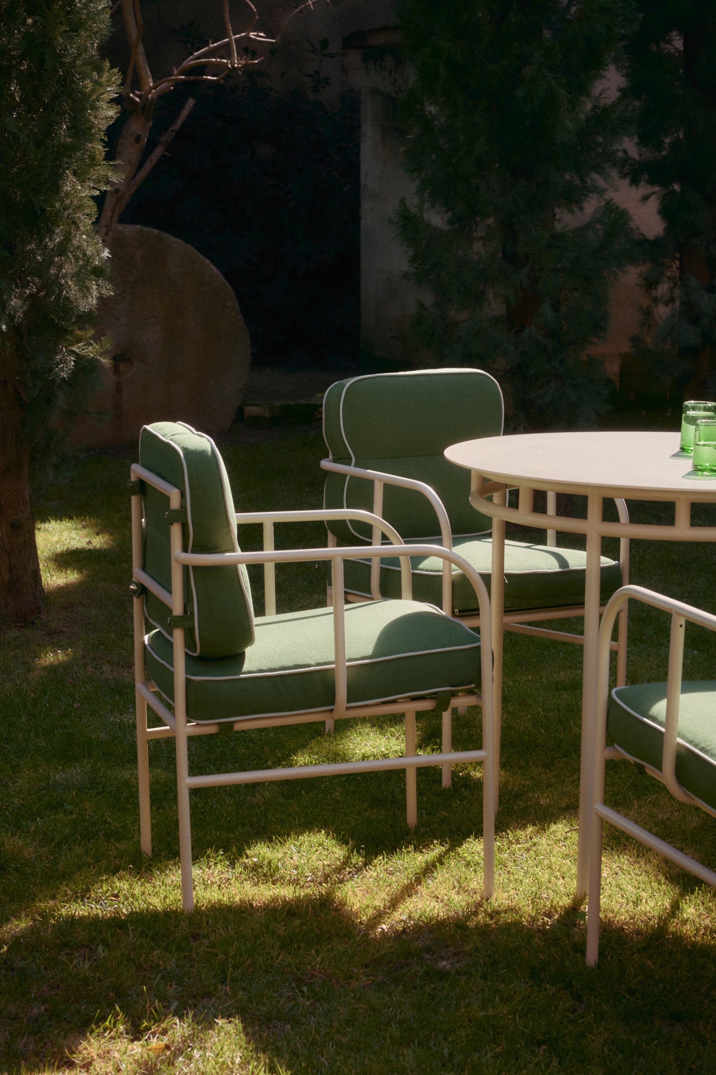Ensemble jardin Maddalena 4 fauteuils et table ronde métal, ambiance bord de piscine - NV GALLERY
