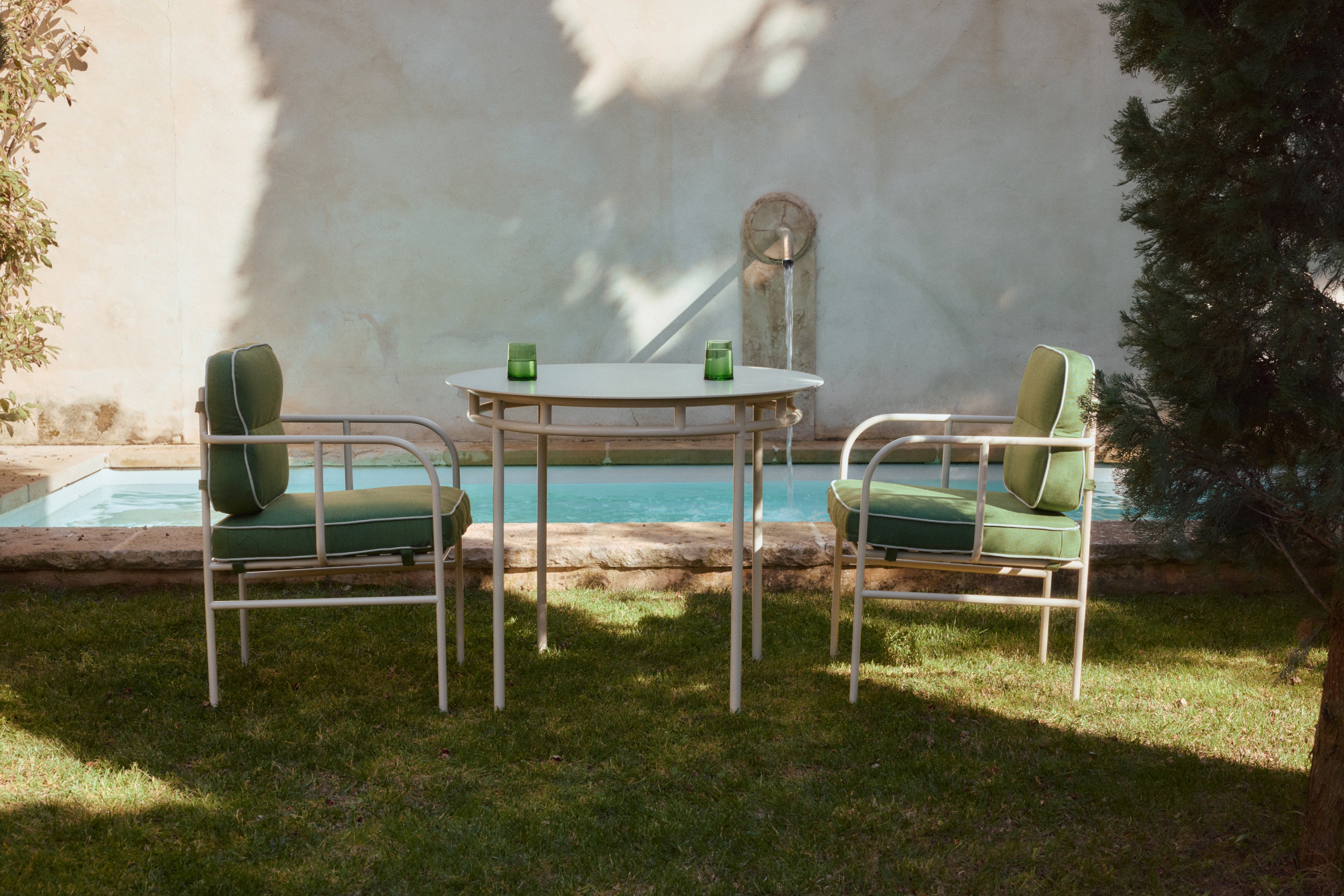 Fauteuil de jardin Maddalena en métal et coussin vert, table ronde outdoor - NV GALLERY