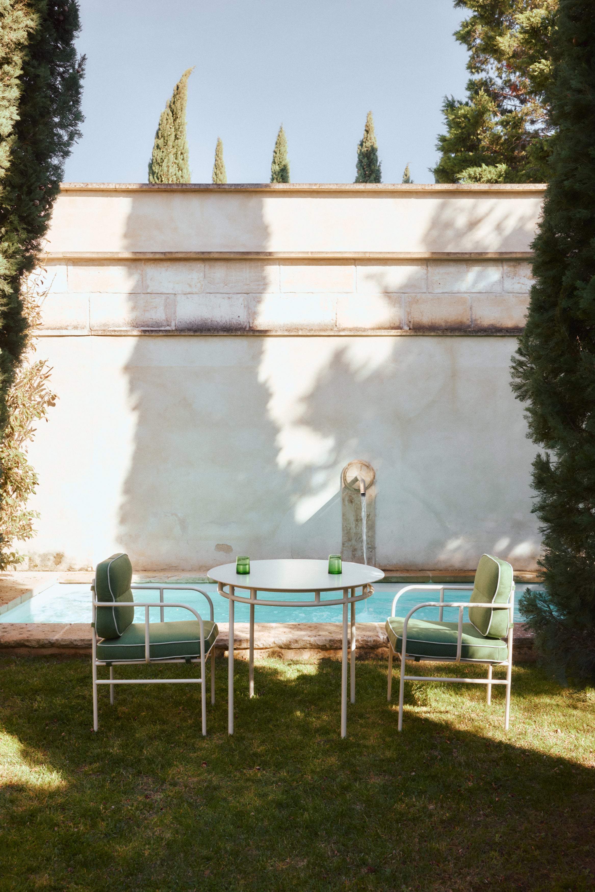 Ensemble de jardin Maddalena métal et coussins verts, ambiance bord de piscine - NV GALLERY