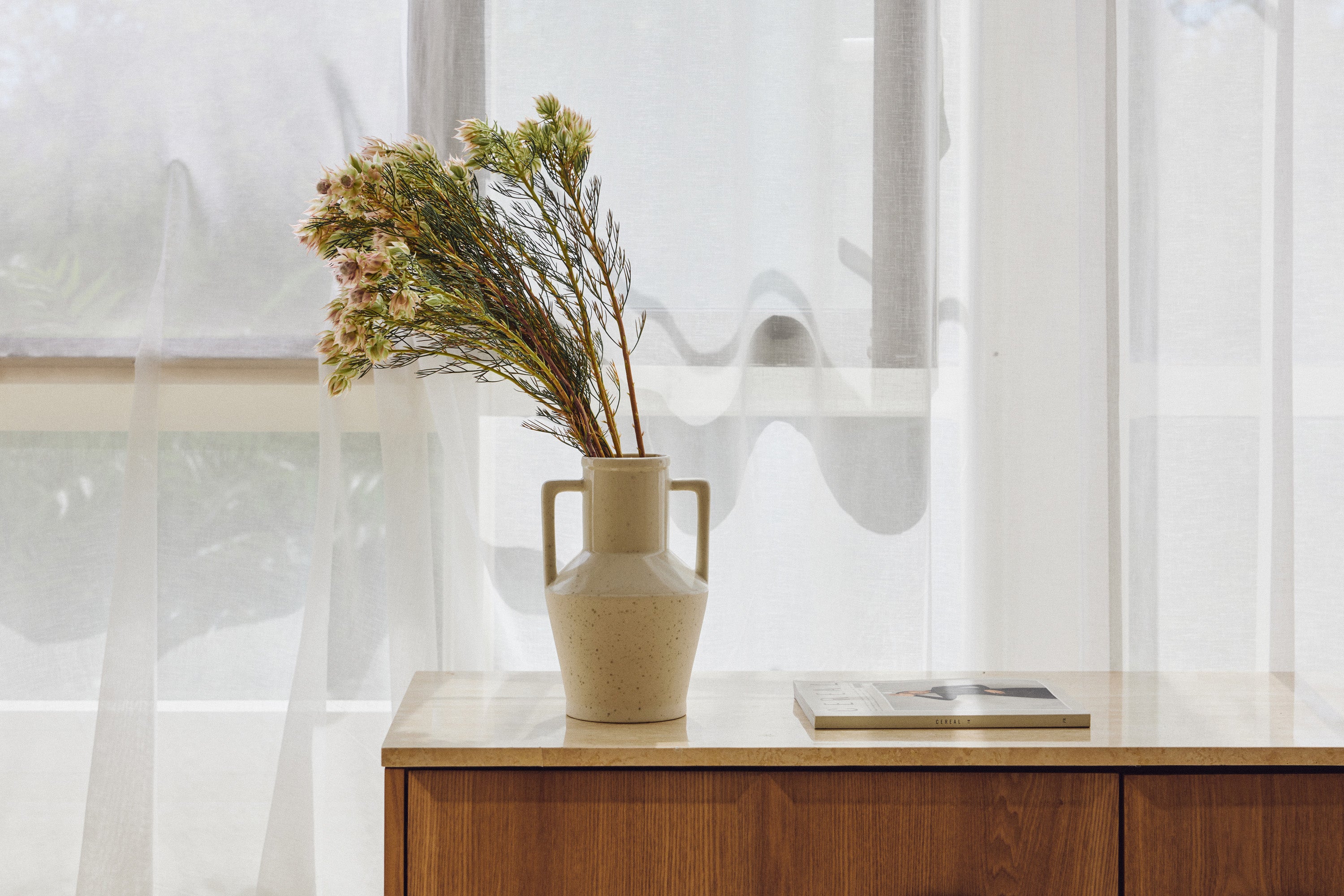 Vase Alda - NV GALLERY - céramique beige mouchetée, fait main au Portugal - avec fleurs séchées