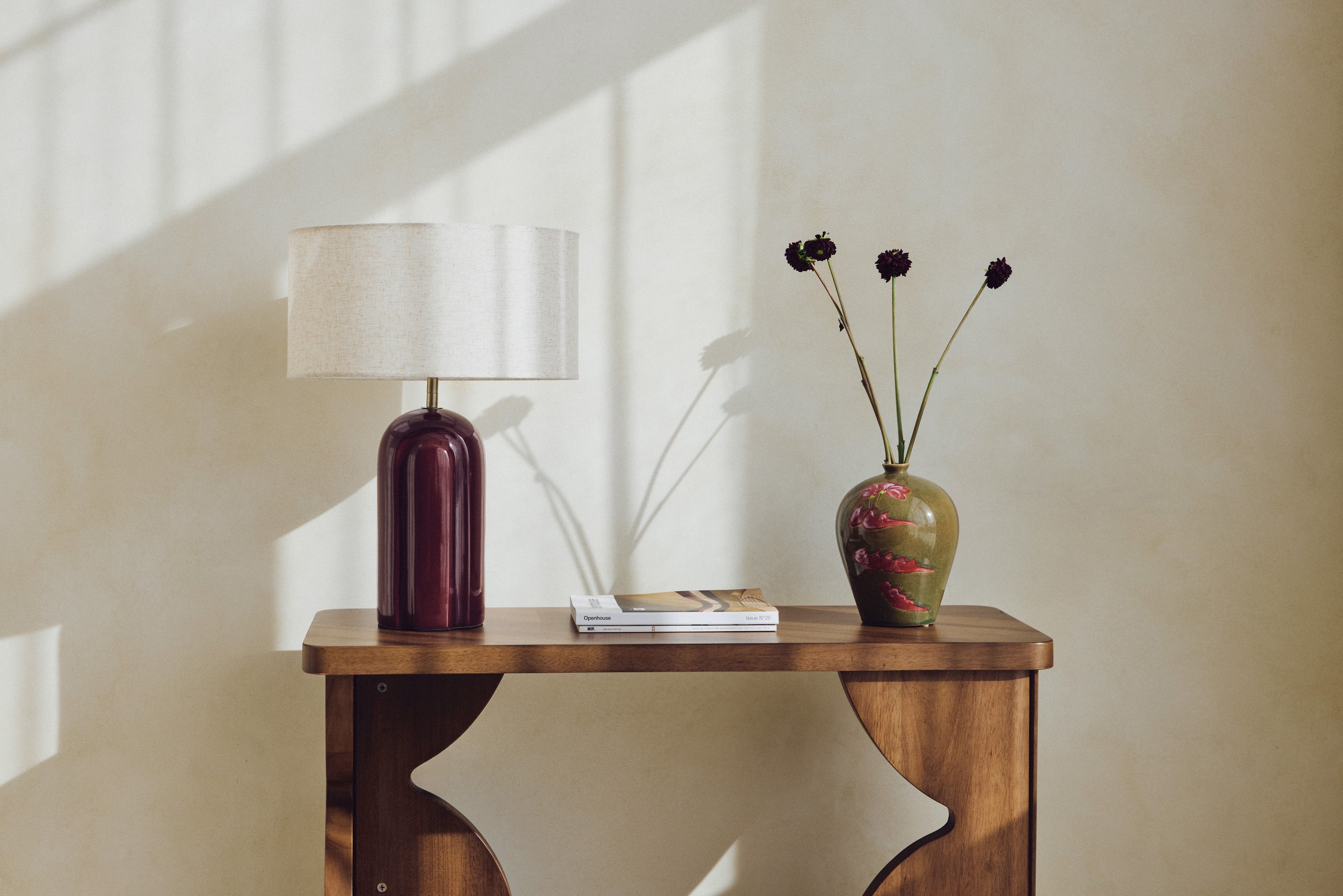 lampe Leyanis - céramique cannelée rouge bordeaux et abat-jour lin - vue paysage console bois
