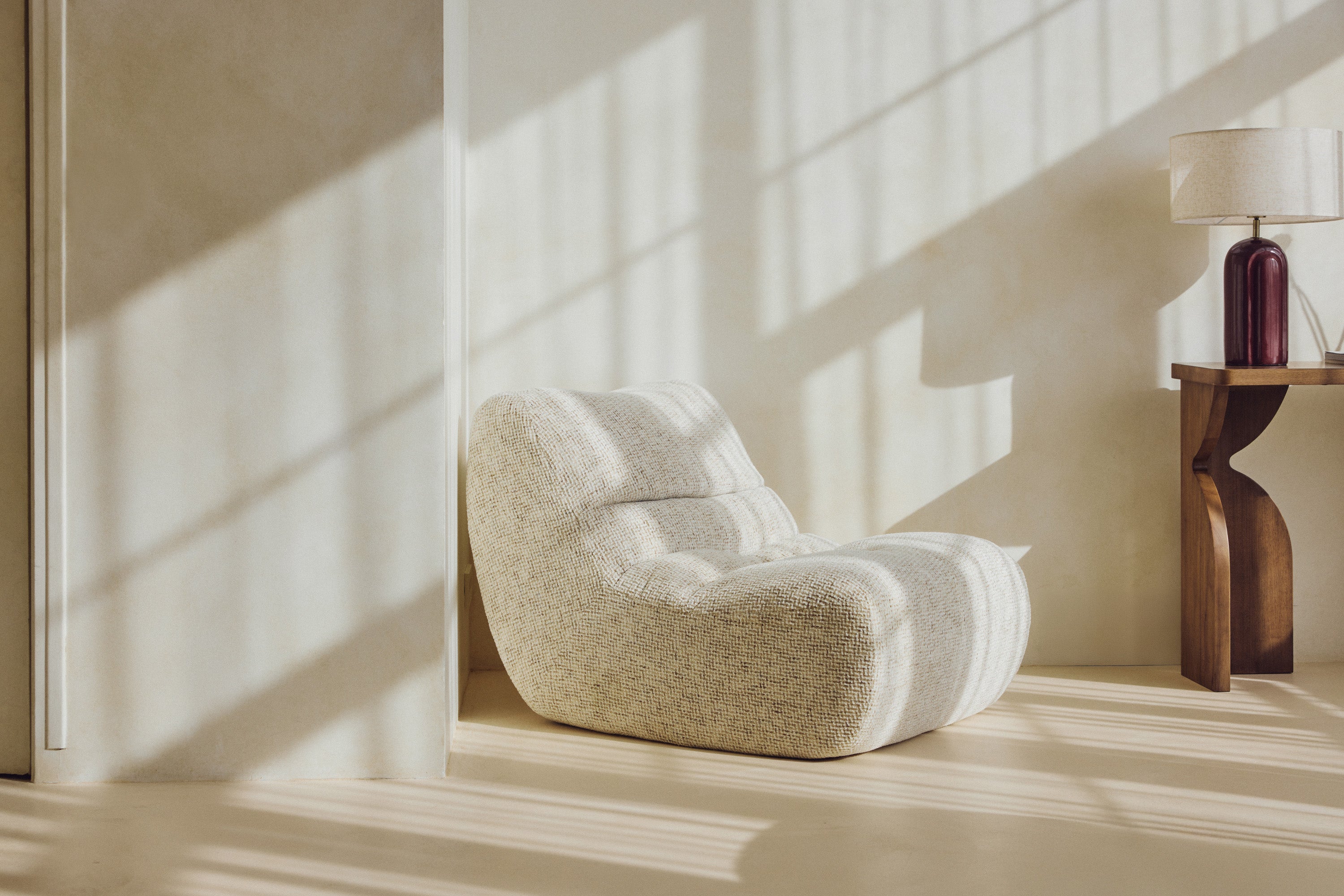fauteuil Chill - tweed moucheté beige - vue paysage avec table d'appoint bois sculpté