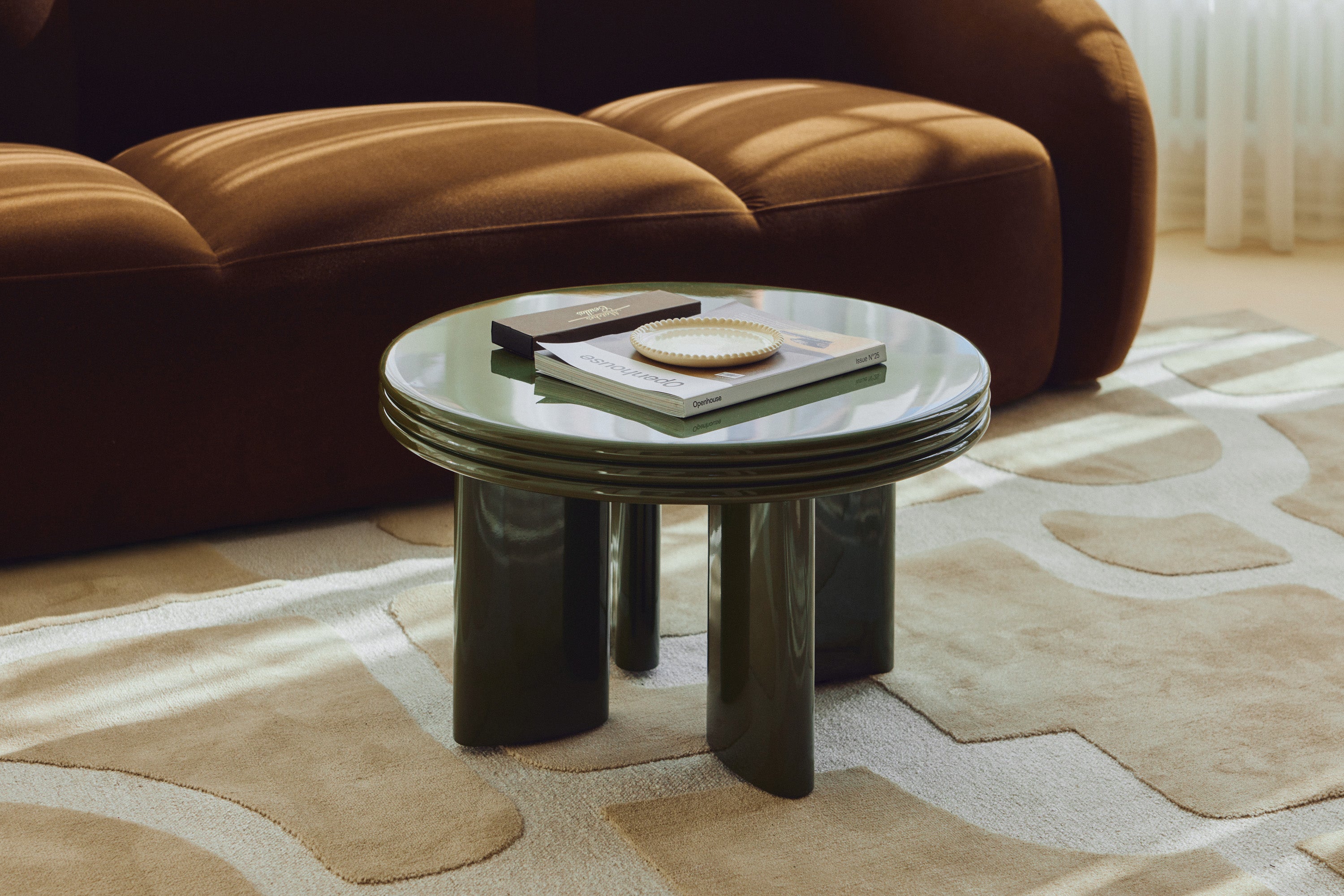 Table basse Mira S - NV GALLERY - bois vert kaki glossy - en situation devant un canapé velours