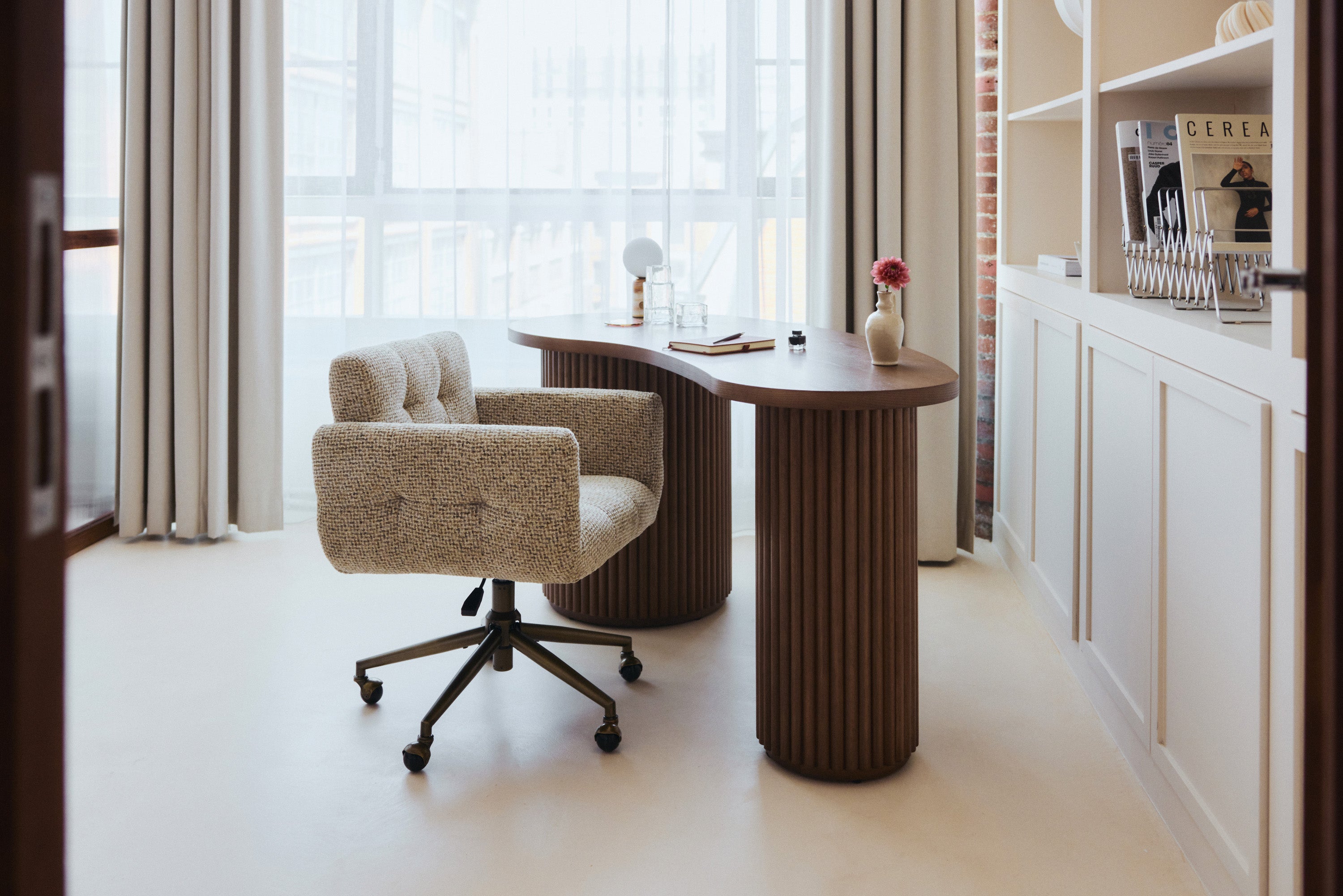 bureau Stripe - bois de noyer - détail plateau arrondi et piètement cannelé