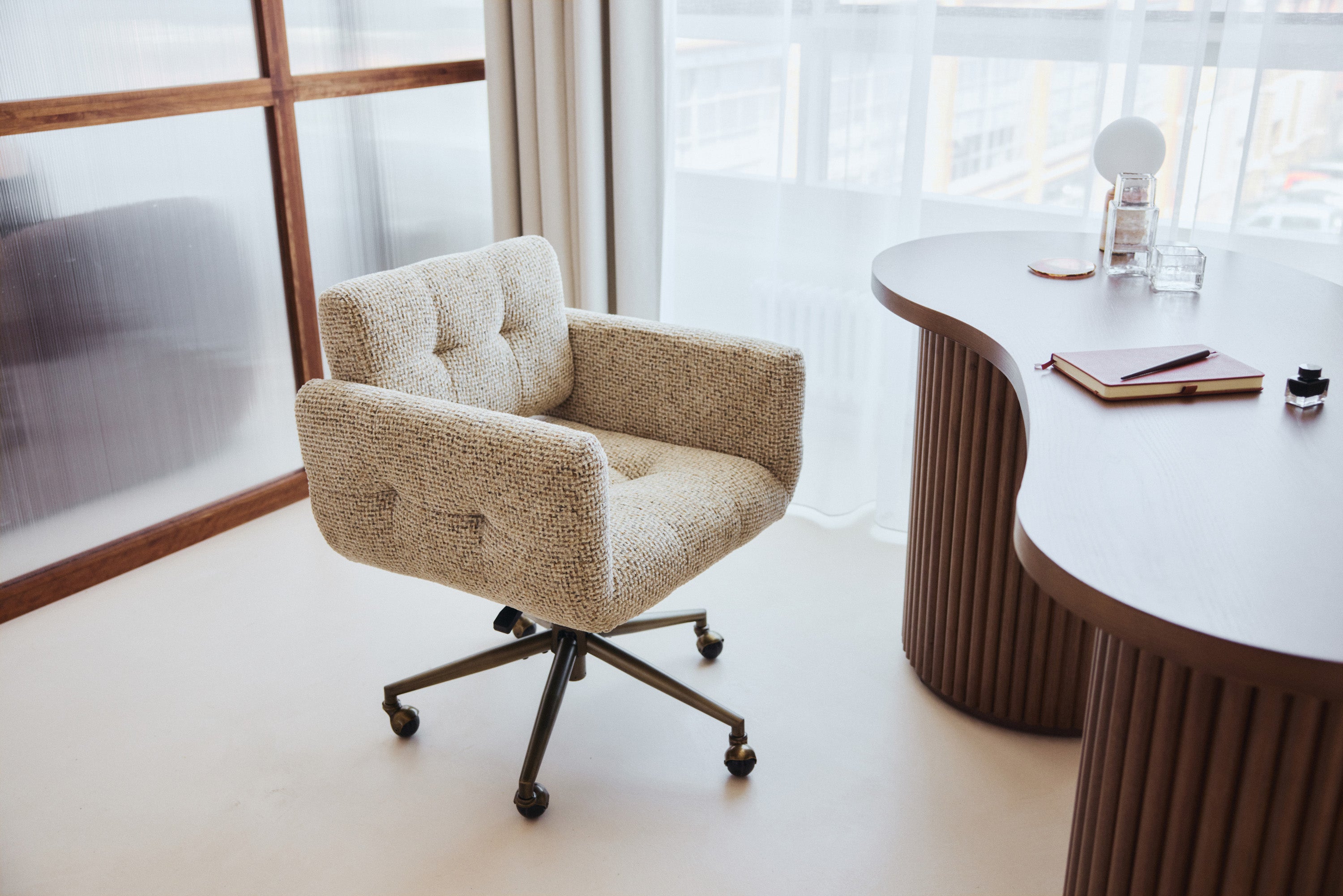 fauteuil de bureau Valeria - tweed moucheté marron et roulettes laiton - vue d'ensemble bureau