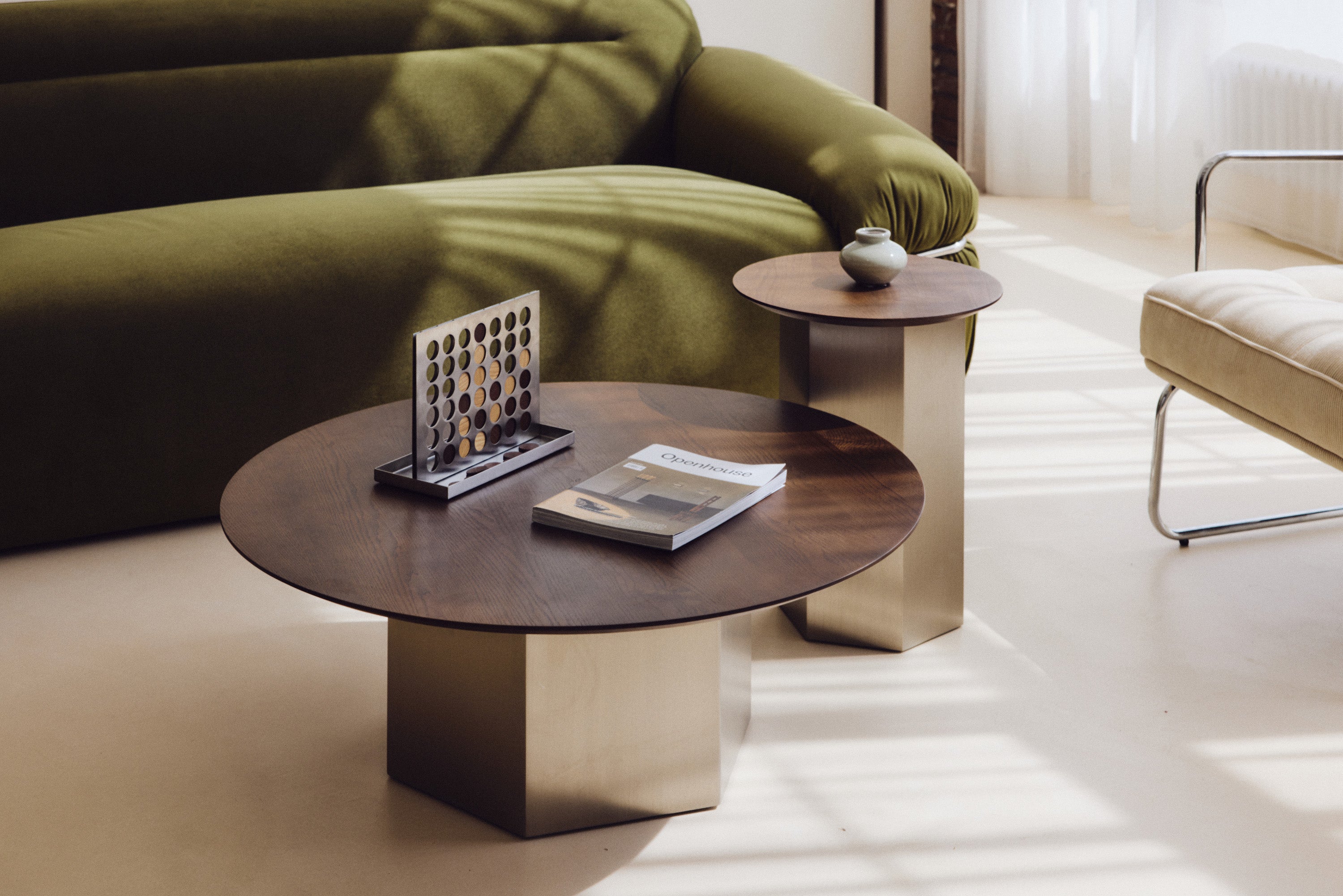 gamme Hexa - table basse et table d'appoint frêne noyer et métal bronze brossé - vue d'ensemble salon