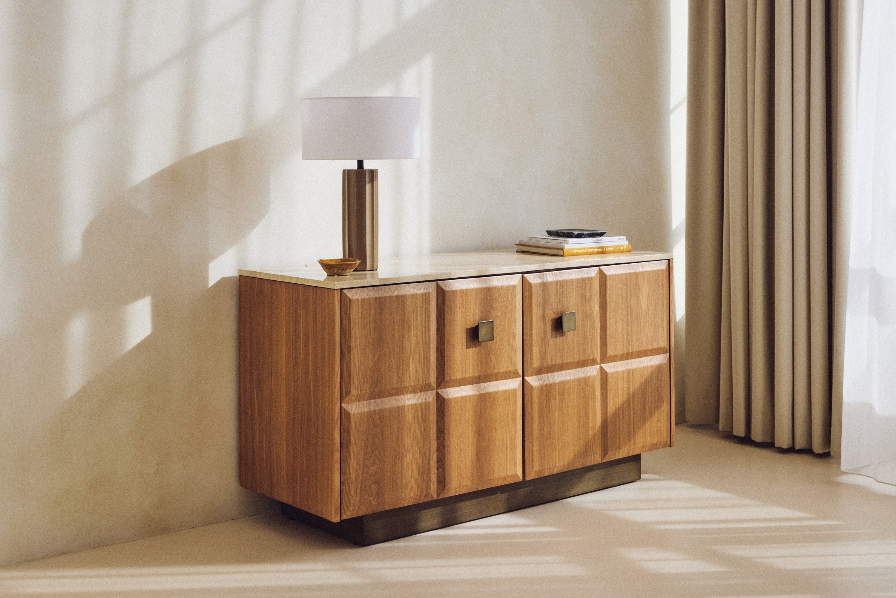 Buffet Stamford - NV GALLERY - travertin, bois blond & bronze - en situation contre un mur