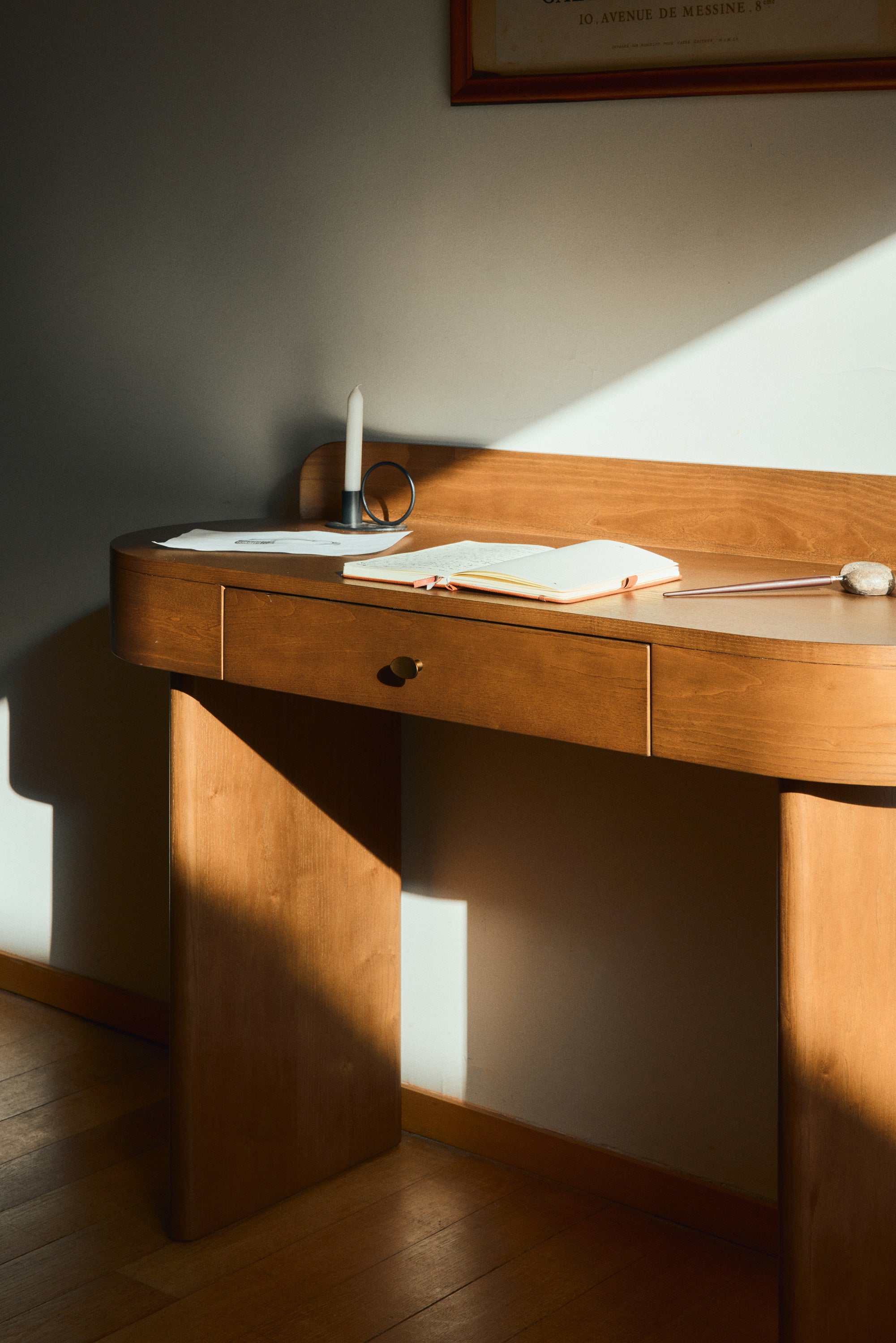 bureau design lina en bois nv gallery avec lumière naturelle