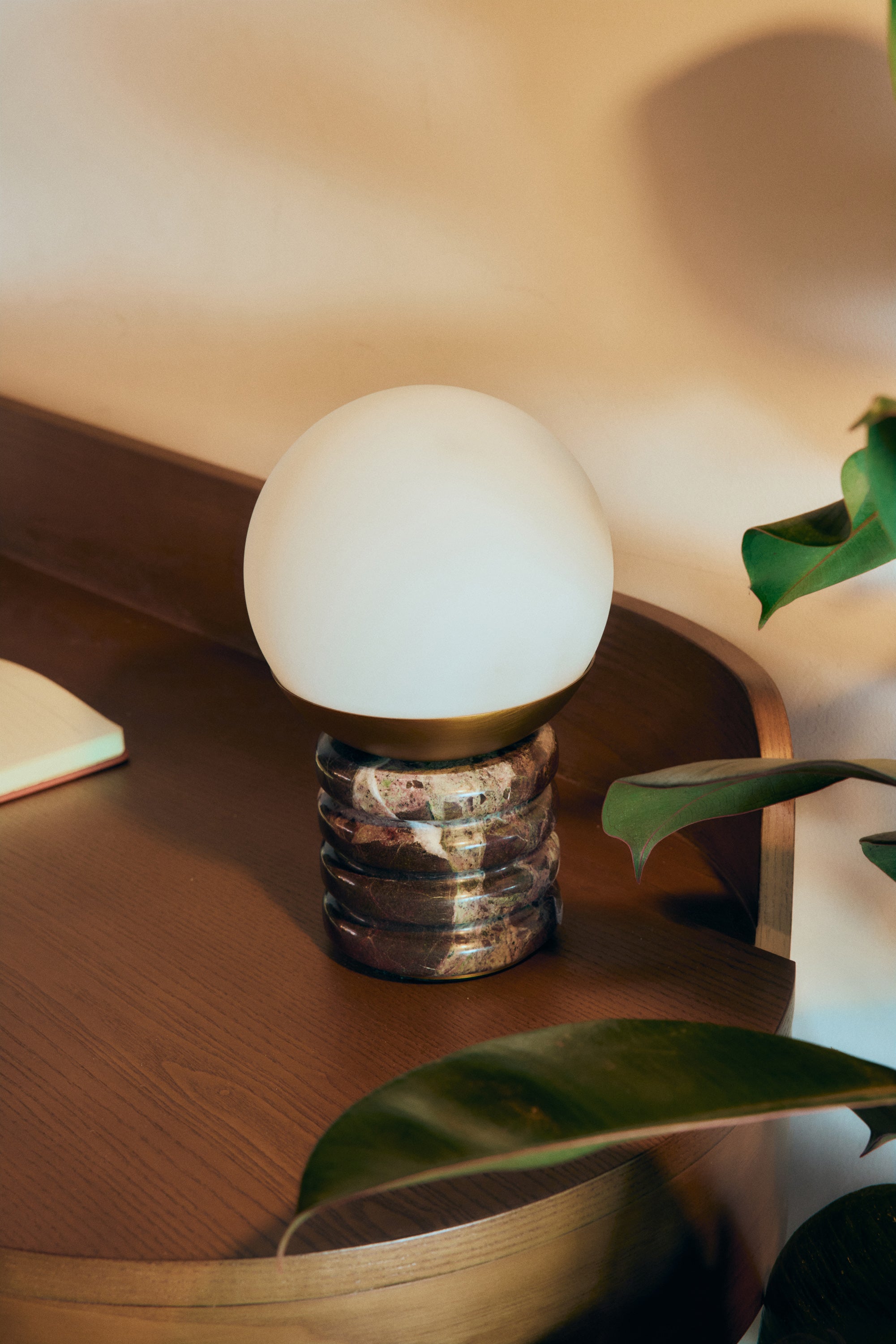 Lampe Noctis en verre opalin blanc et marbre naturel avec base en laiton, design contemporain