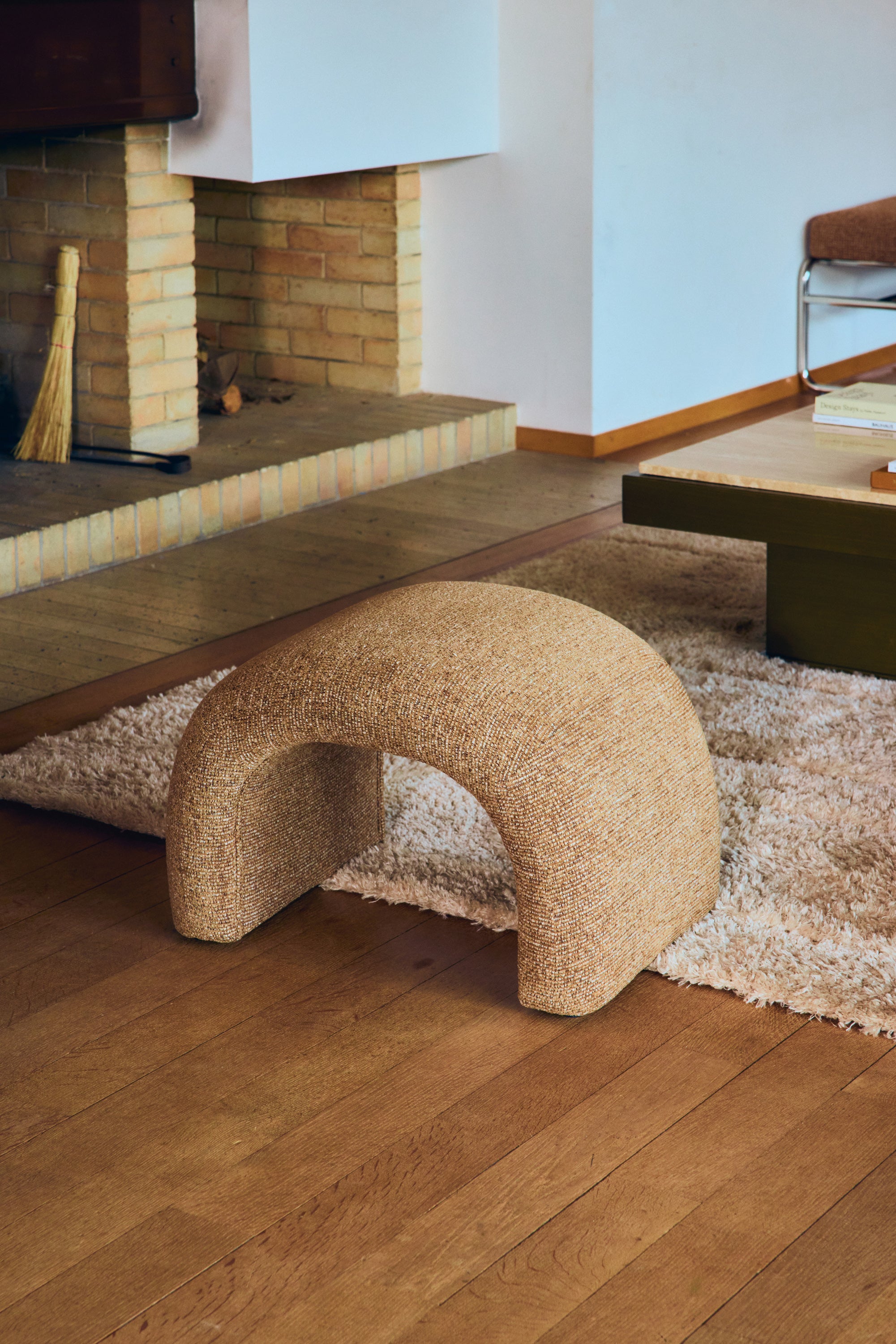 pouf design flow nv gallery devant une cheminée