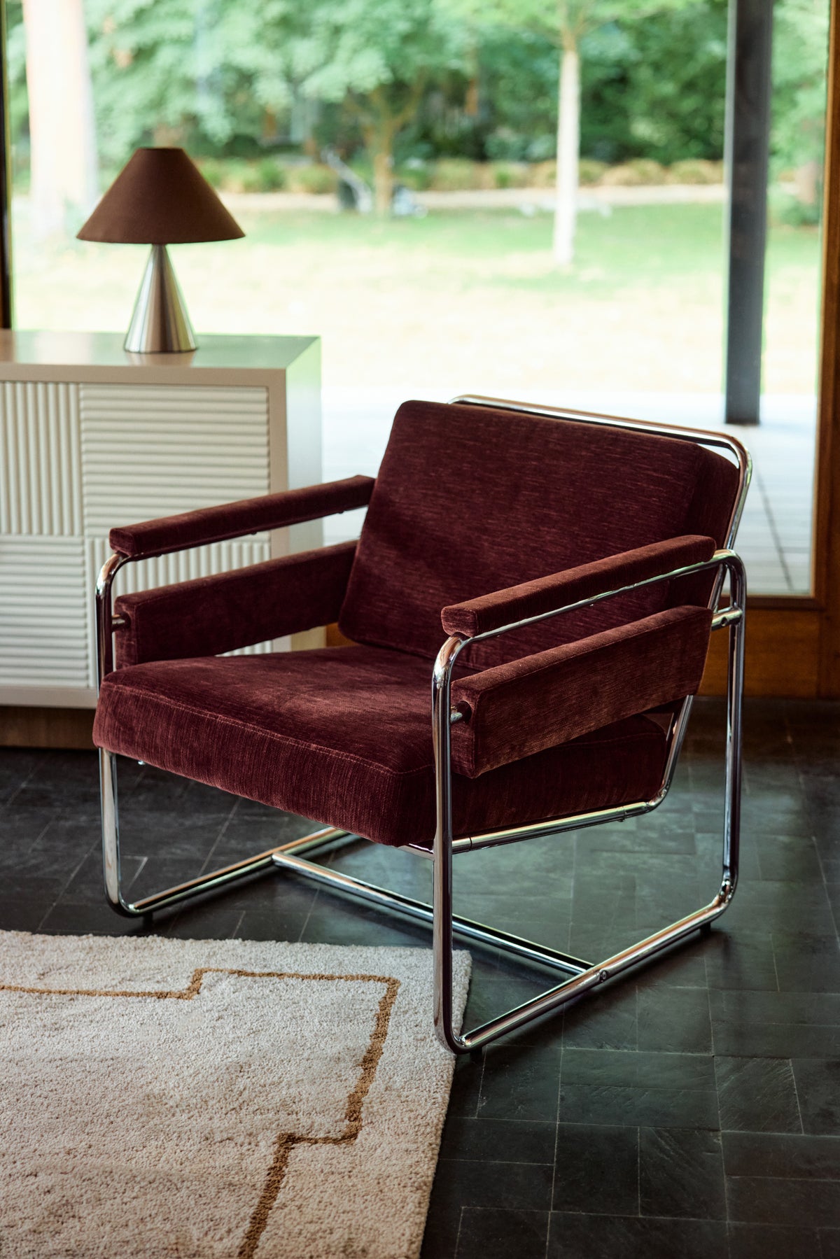 fauteuil Kyle en velours bordeaux et structure tubulaire chromée - vue de face