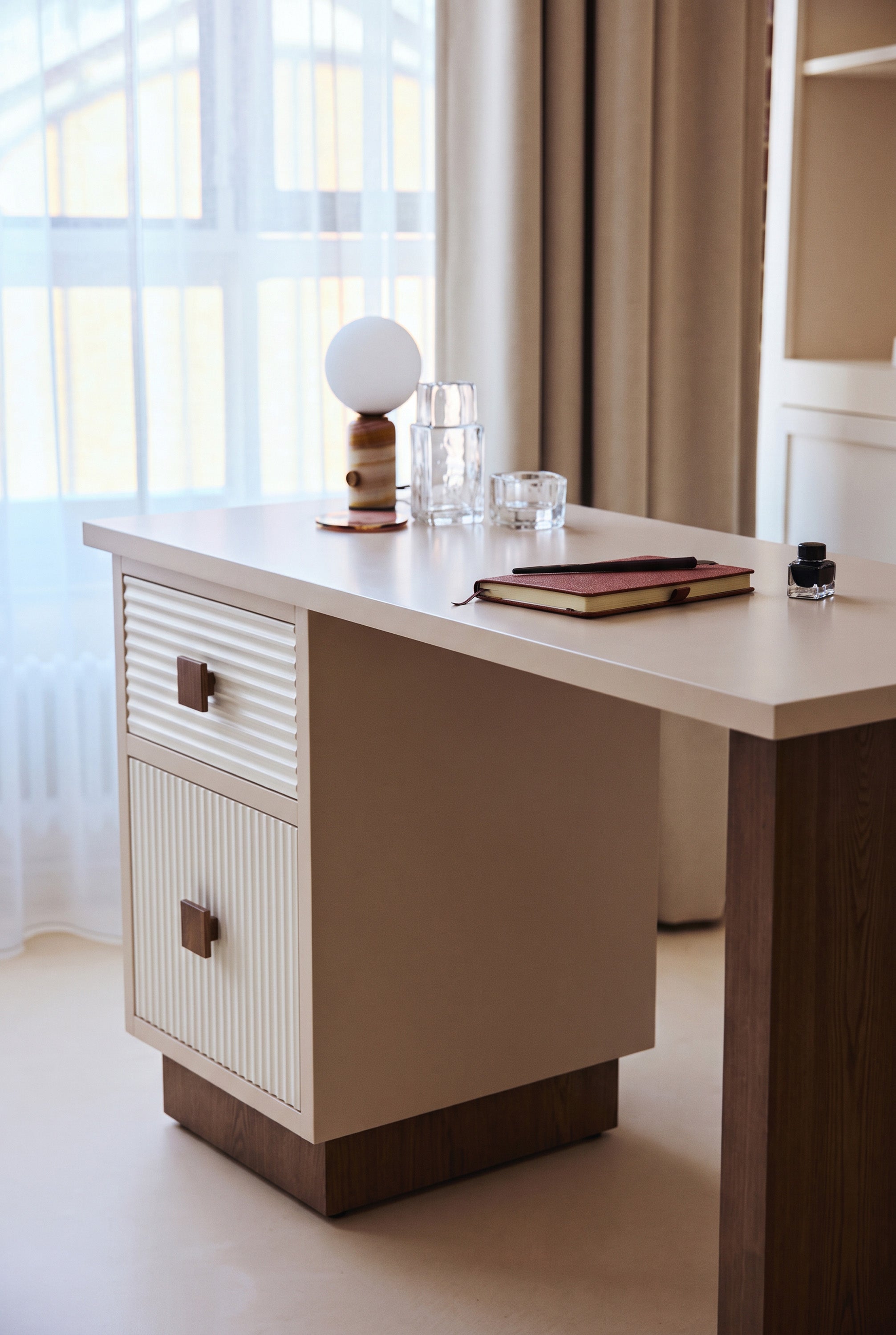 Bureau Archi - bois beige et bois teinte noyer - façade cannelée et pied en détail
