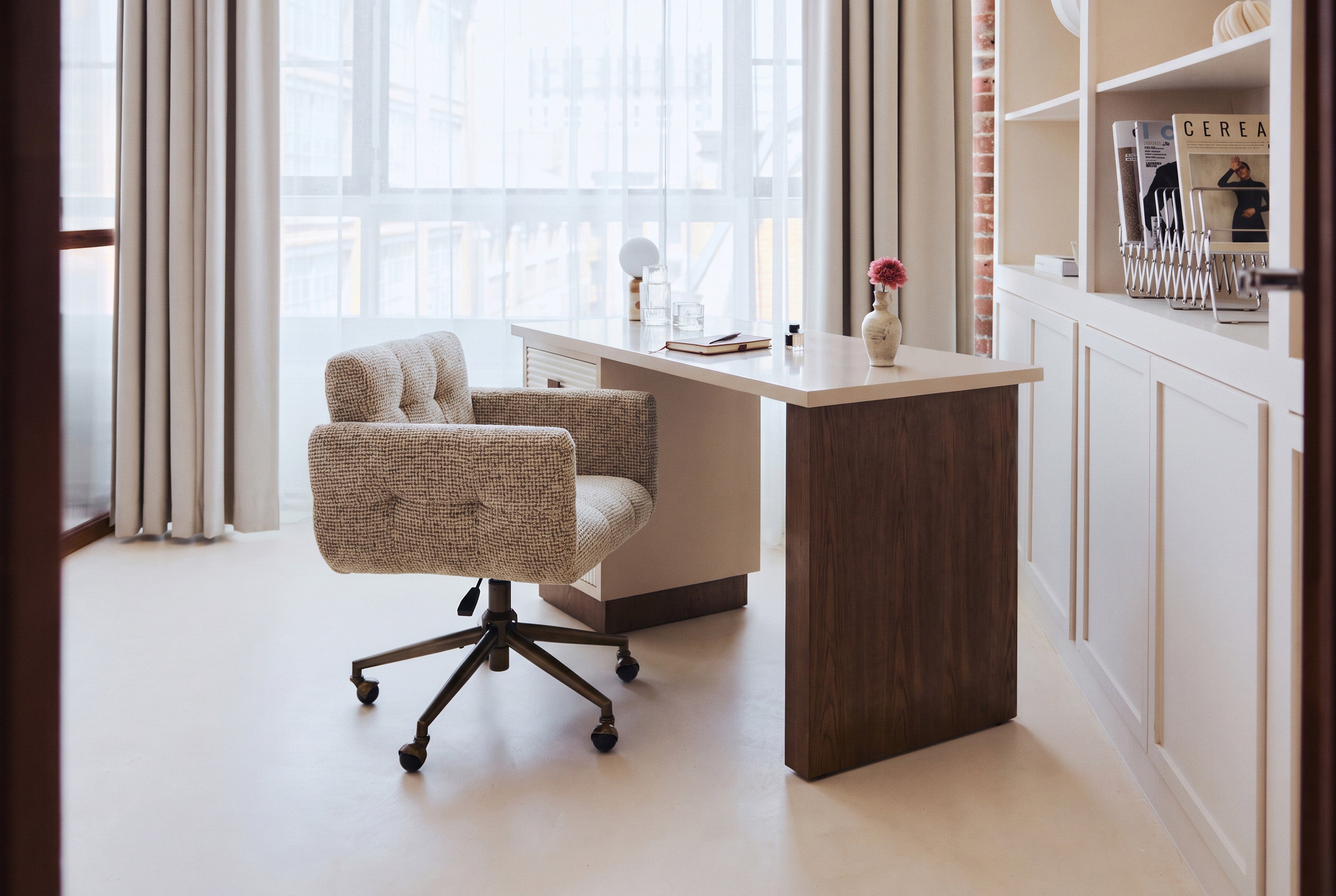 Bureau Archi - bois beige et bois teinte noyer - vue d'ensemble avec bibliothèque