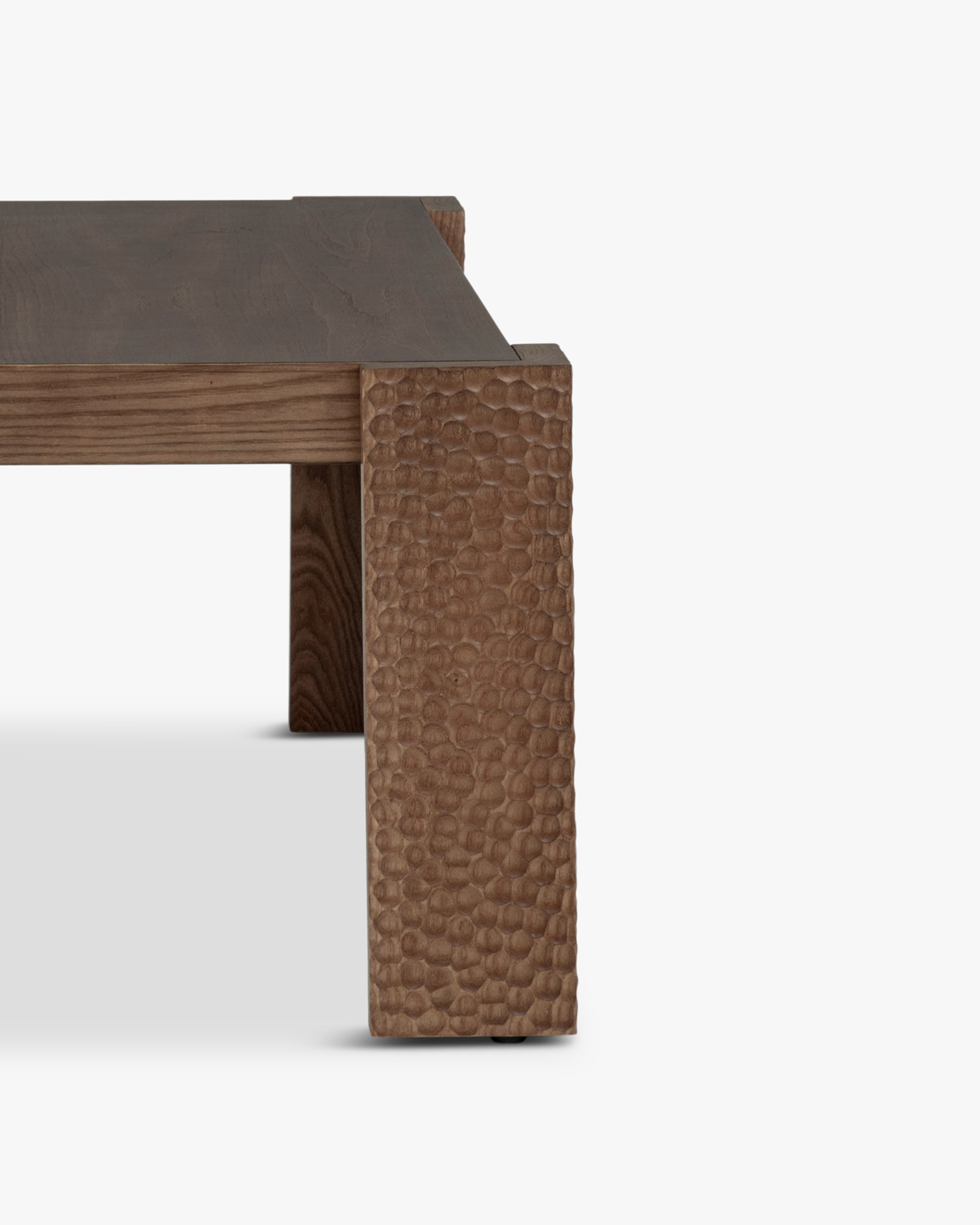 Table basse Maxence - bois effet gougé teinté noyer - piètement sculpté en détail