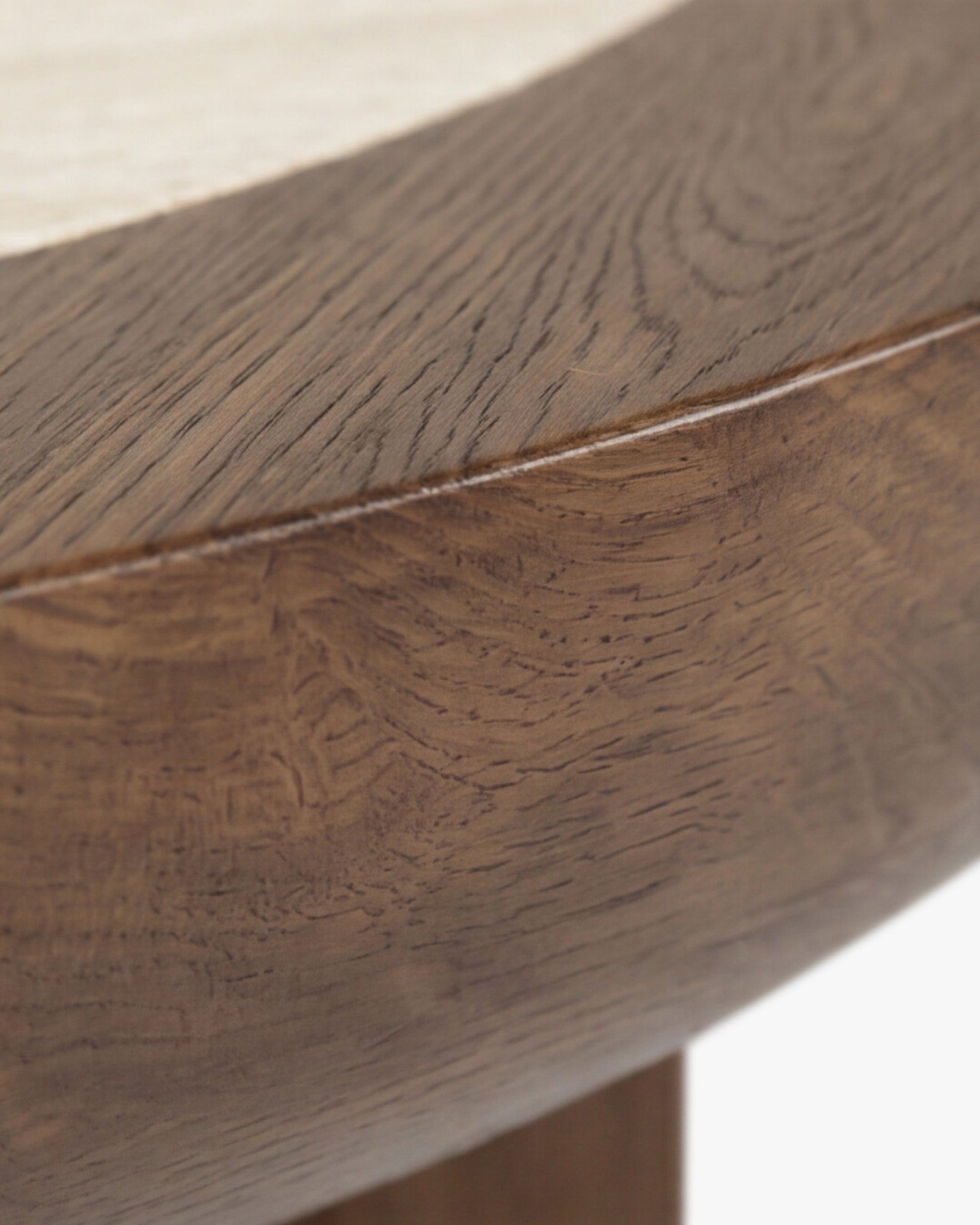 Table basse Saturne - frêne massif teinté noyer - jonction en gros plan