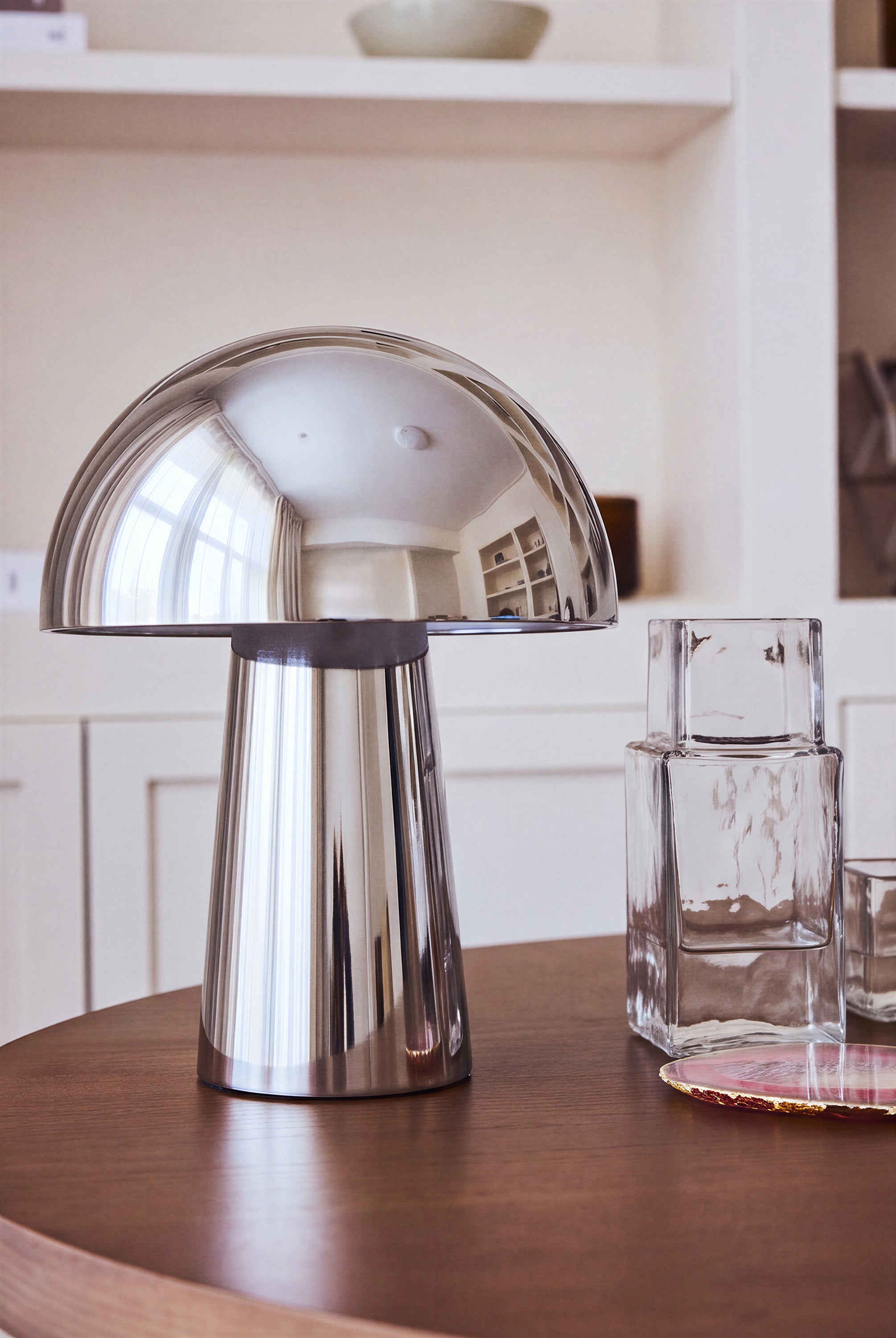 Lampe Champi - fer chromé finition miroir - entre vases en verre
