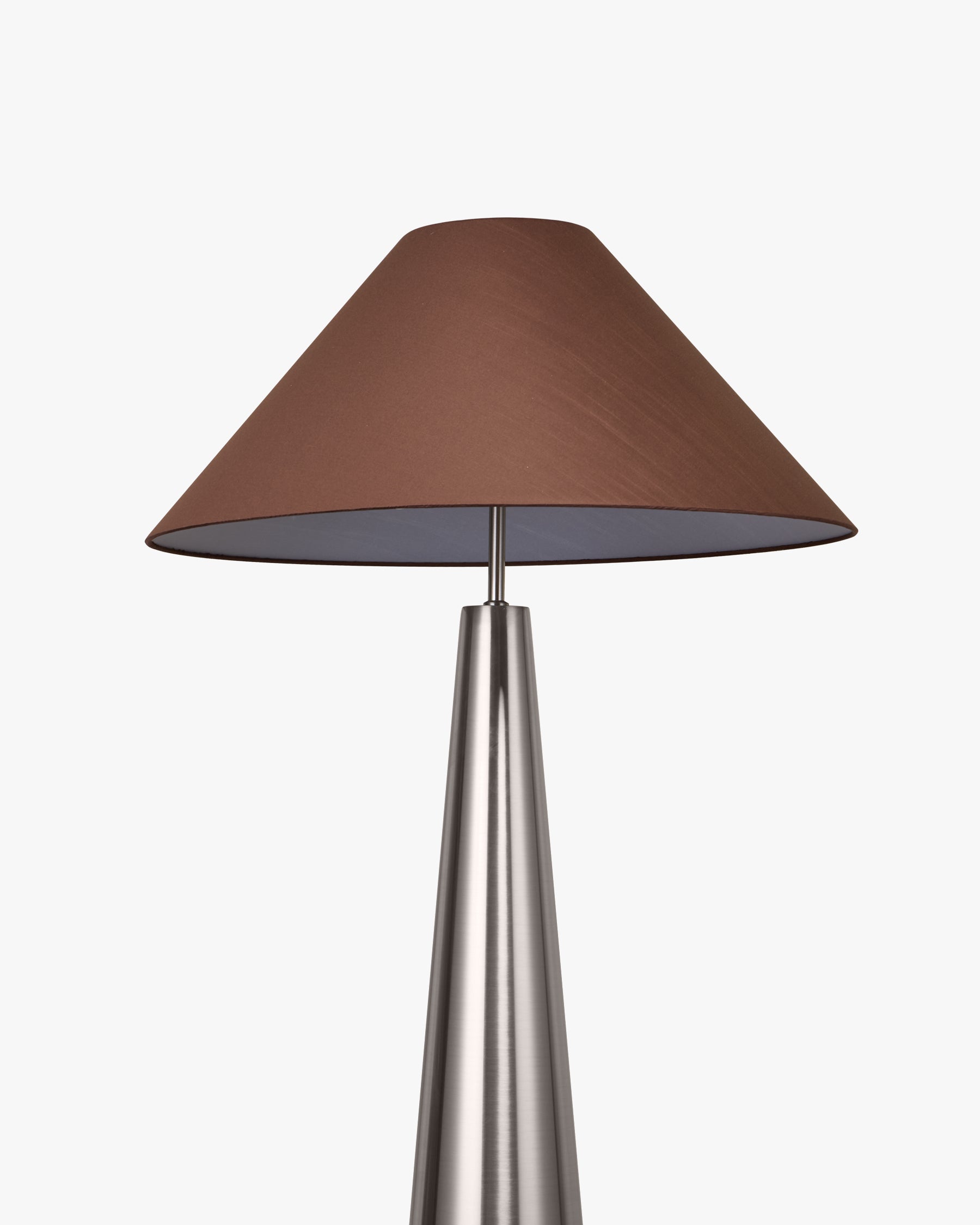 Lampadaire Khone - abat-jour marron vu de dessous, allumé