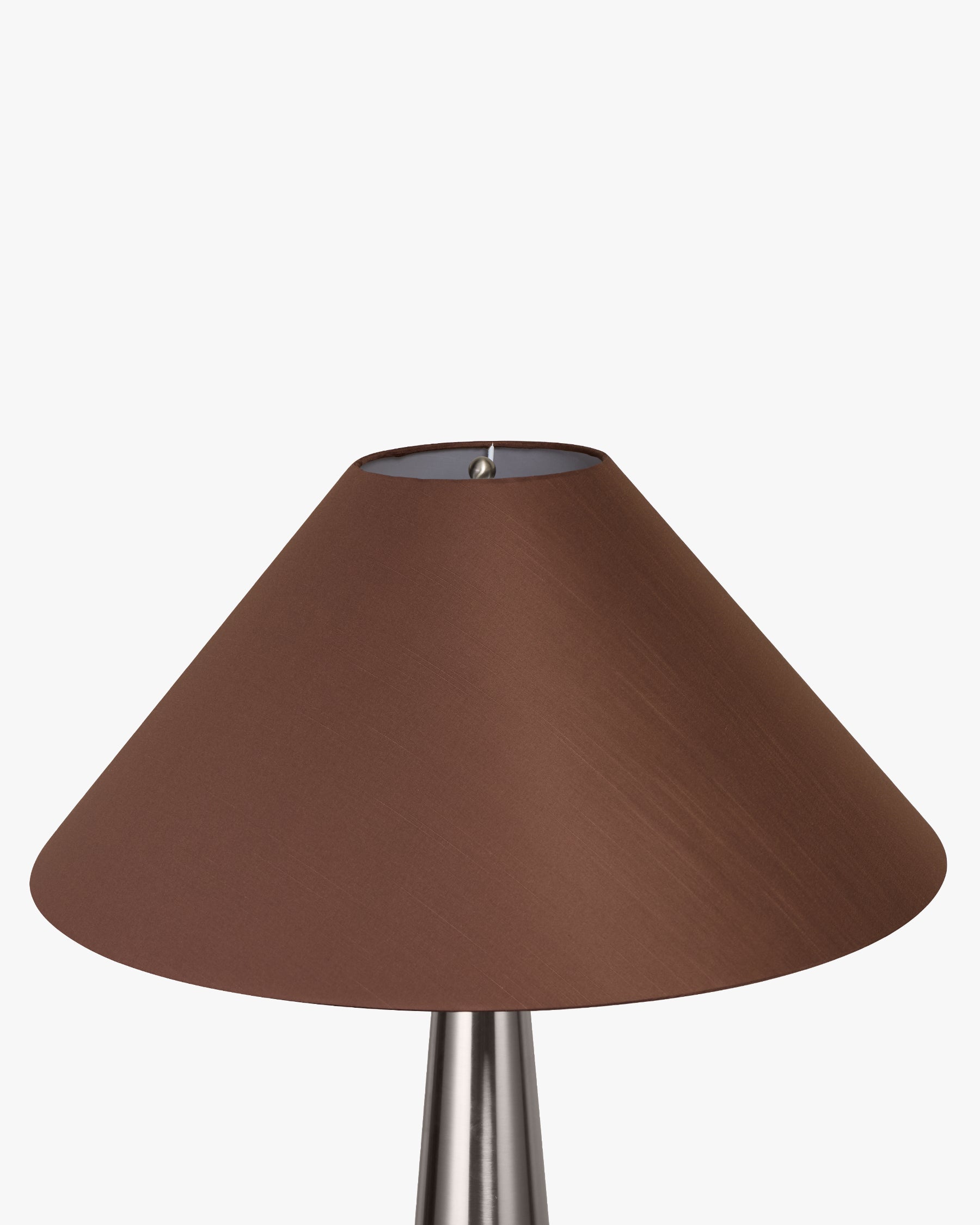 Lampadaire Khone - abat-jour marron en gros plan, allumé