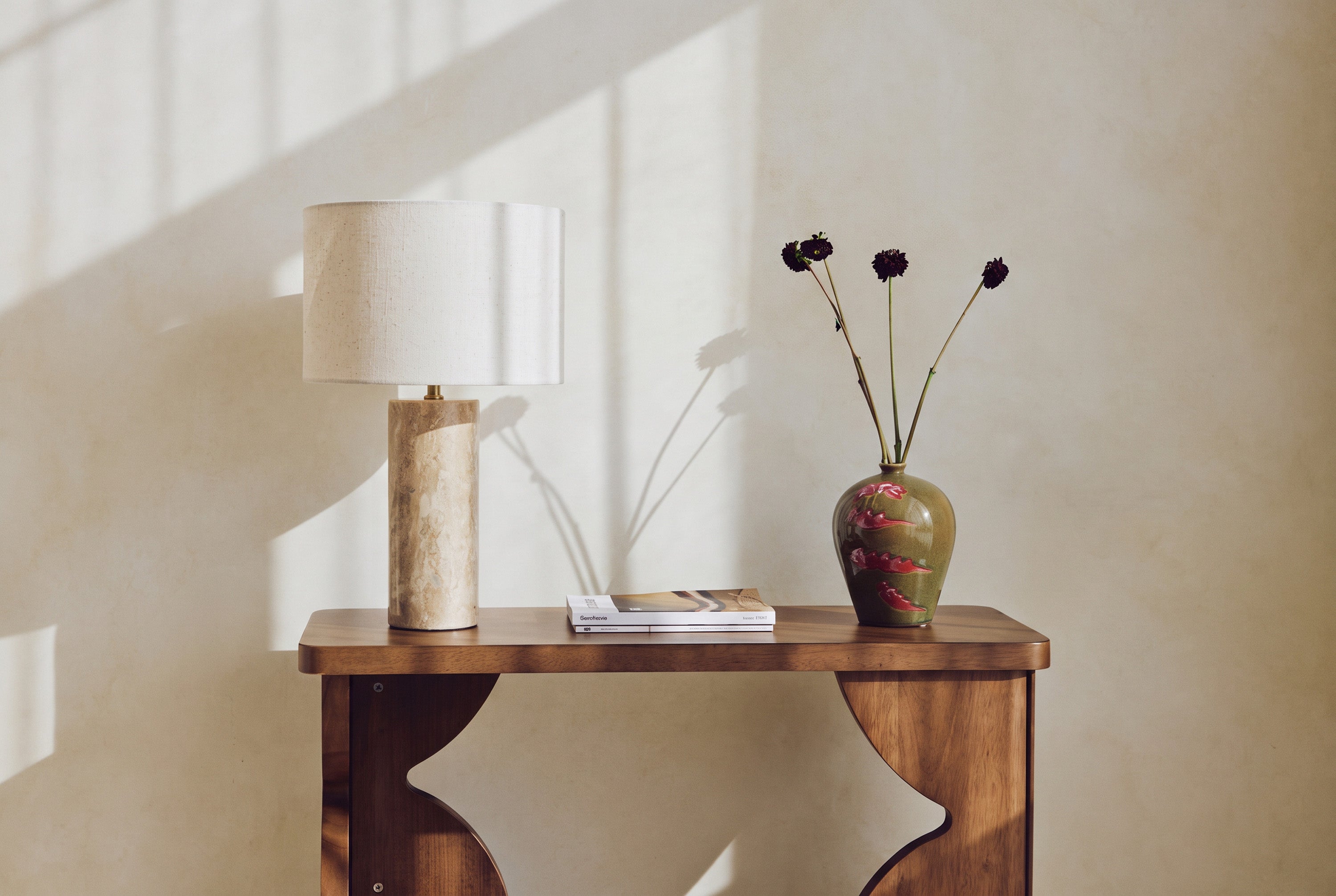 Lampe Gaia - NV GALLERY - travertin - sur une console en bois