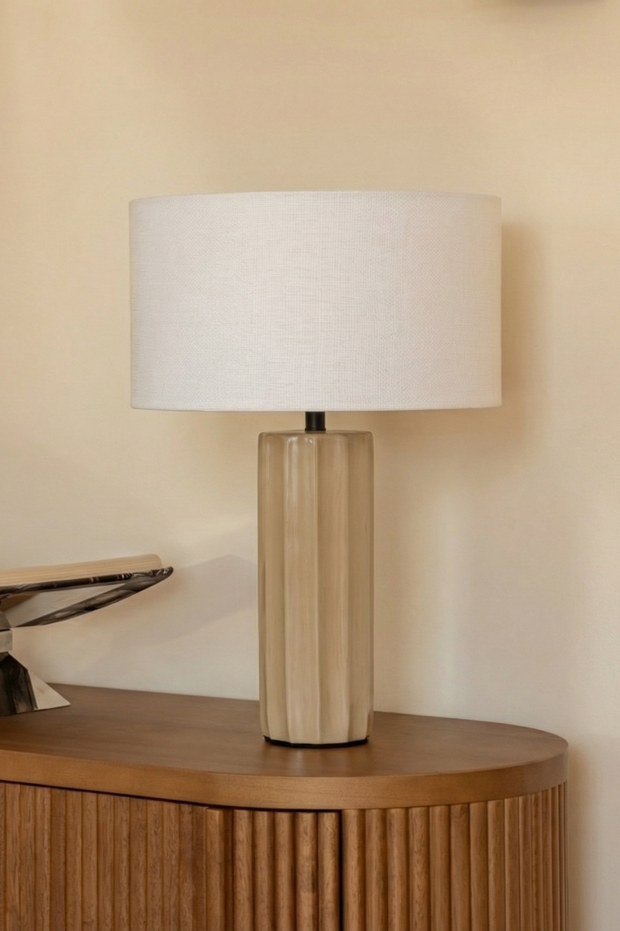 Lampe Zahara pied céramique rainuré beige, abat-jour tambour en lin naturel - NV GALLERY