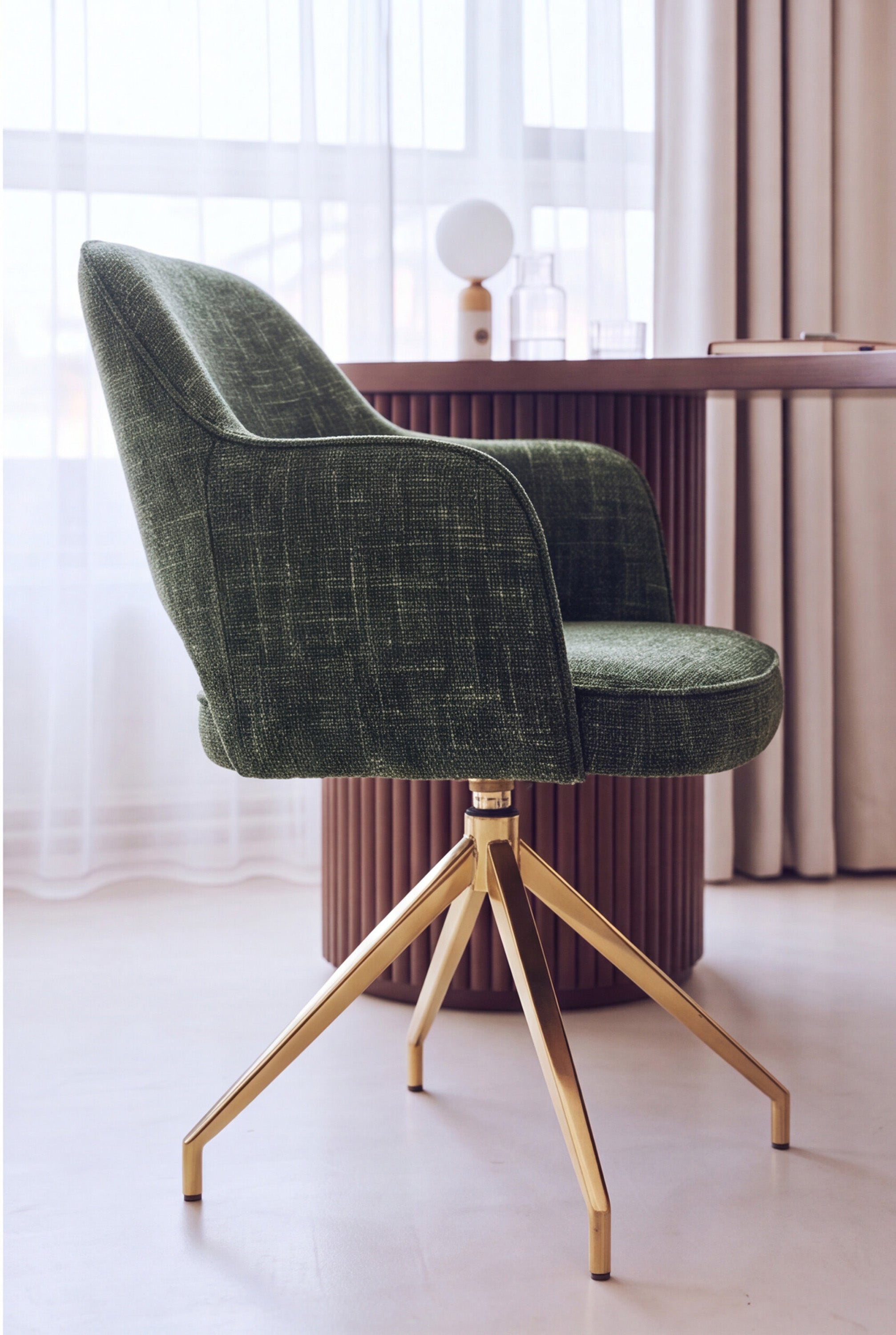 Chaise Luthor - tweed vert et pied métal doré - assise et dossier en gros plan