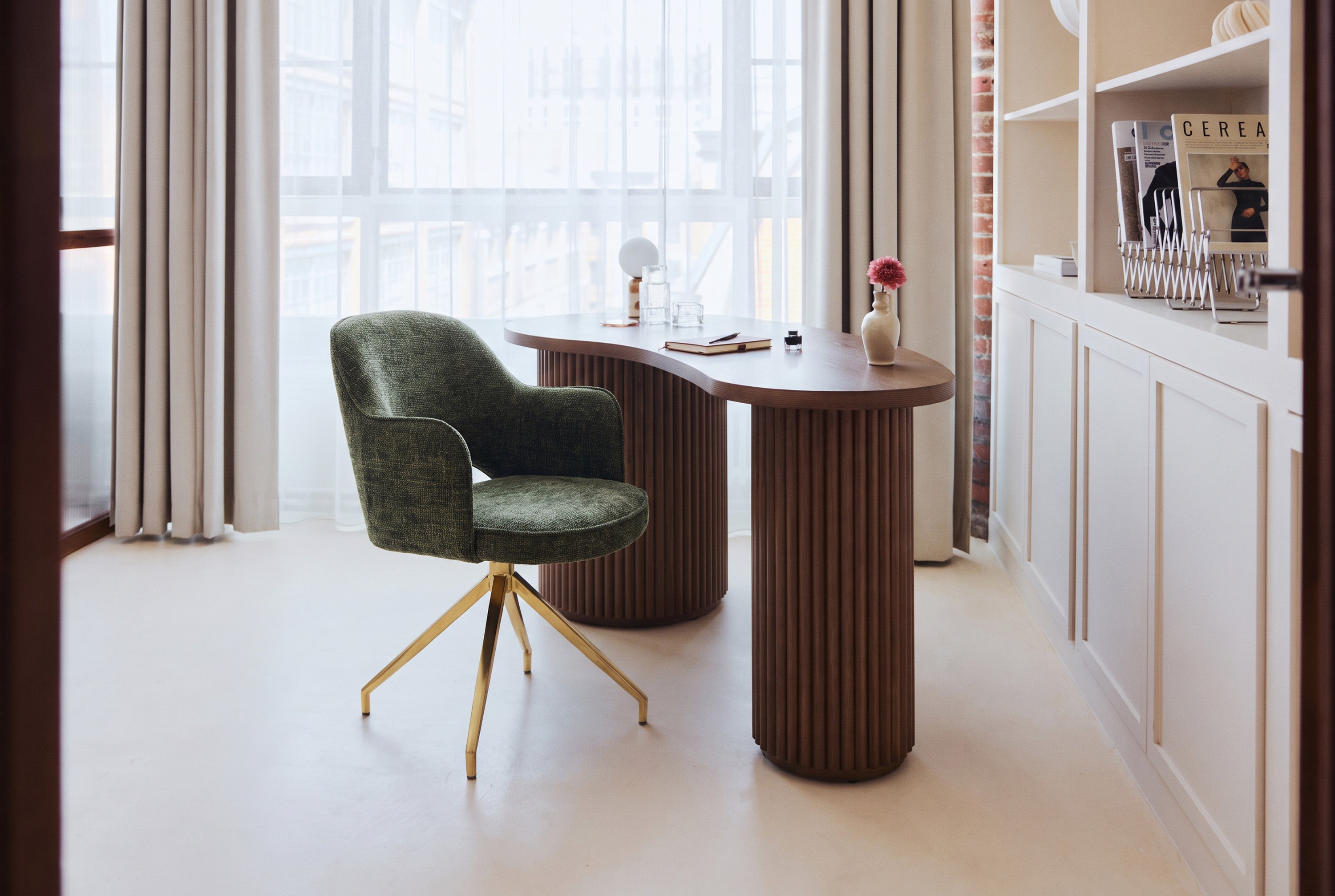 Chaise Luthor - NV GALLERY - tweed vert et pied métal doré - devant un bureau bois