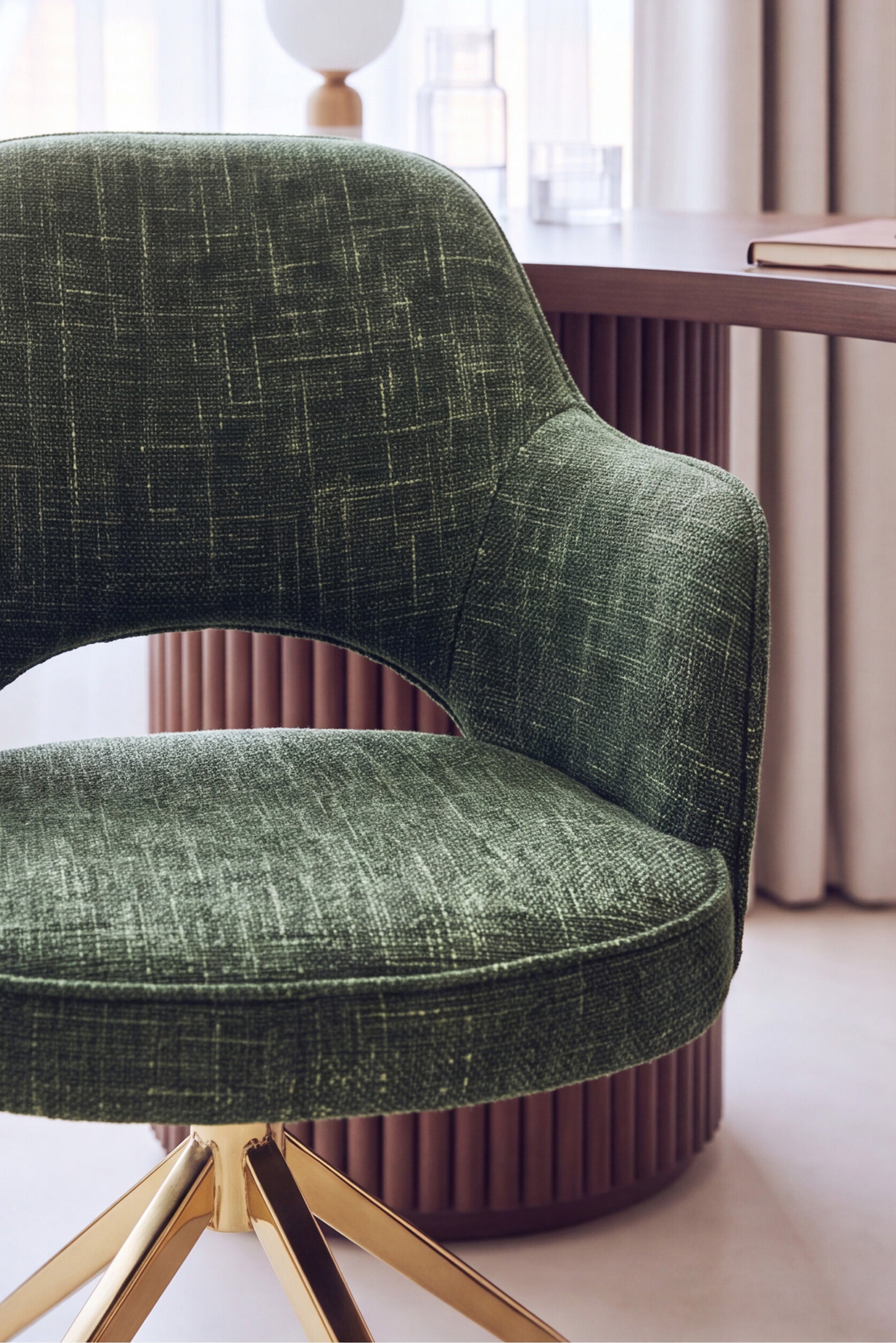 Chaise Luthor - tweed vert et pied métal doré - vue de profil près d'un bureau