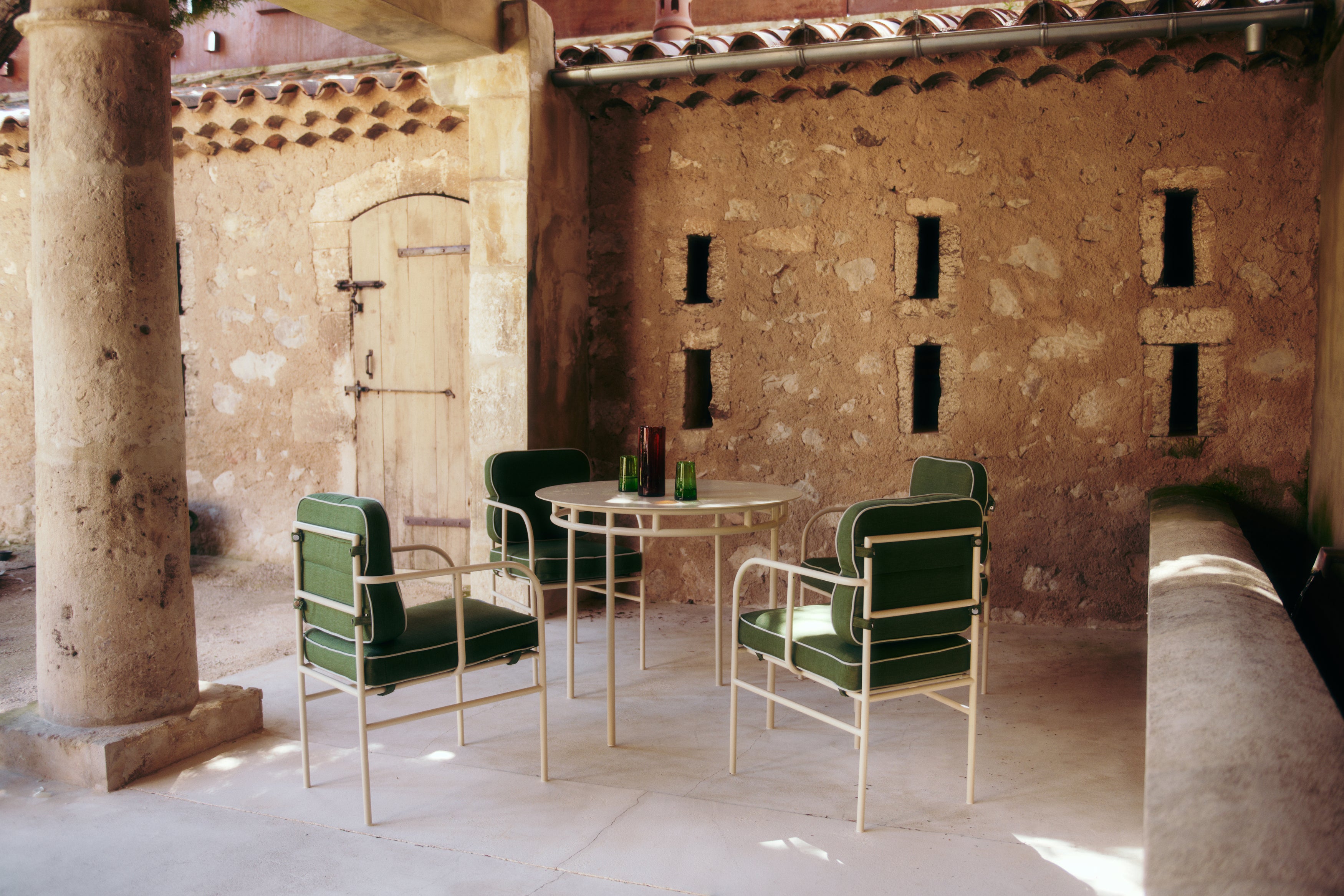 4 fauteuils Maddalena métal beige et coussins verts, table ronde outdoor - NV GALLERY
