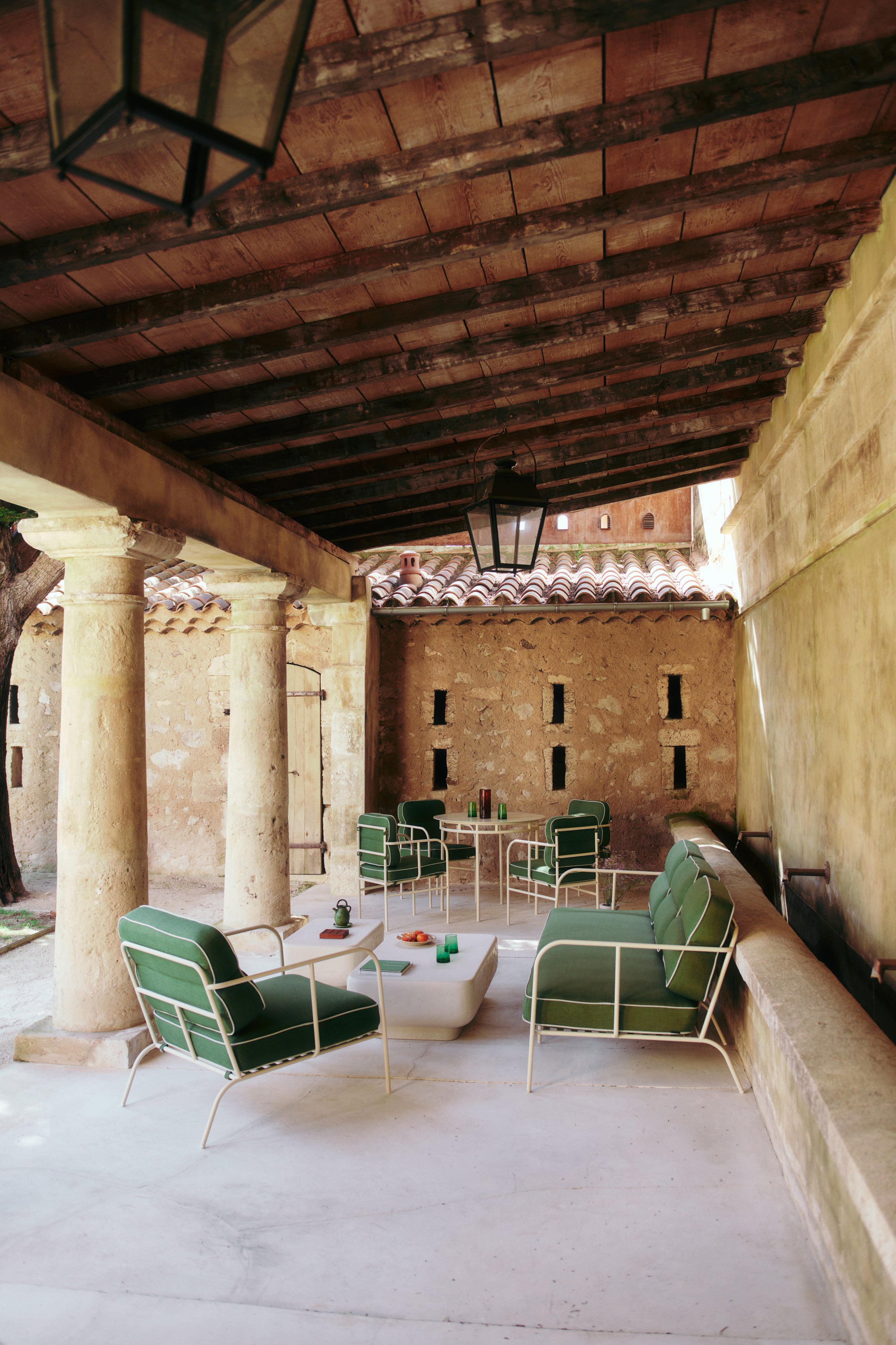 Ensemble outdoor Maddalena canapé 3 places et fauteuil métal beige, coussins vert sapin - NV GALLERY
