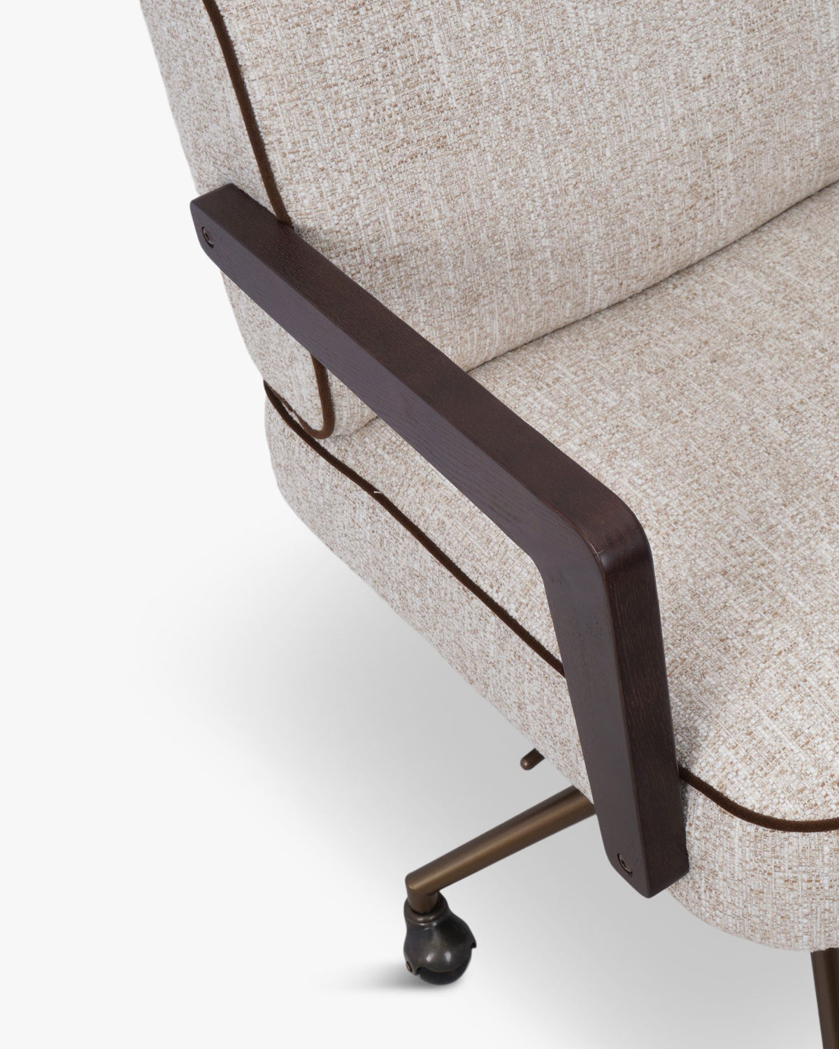 Chaise de bureau Elva - bois teinté noyer et métal bronze brossé - accoudoir en détail