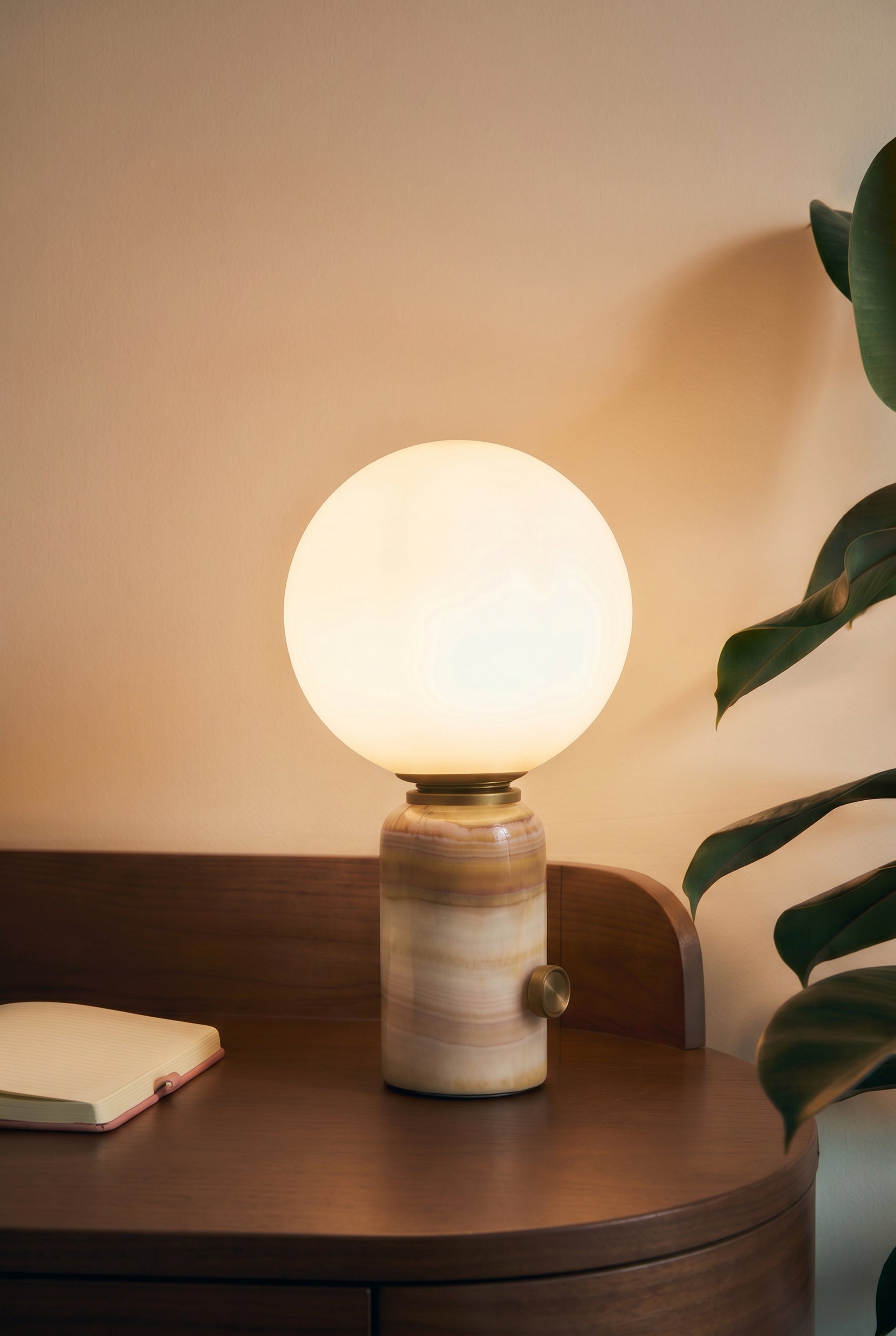 lampe Selene - marbre onyx rose et globe verre blanc - vue portrait table de chevet