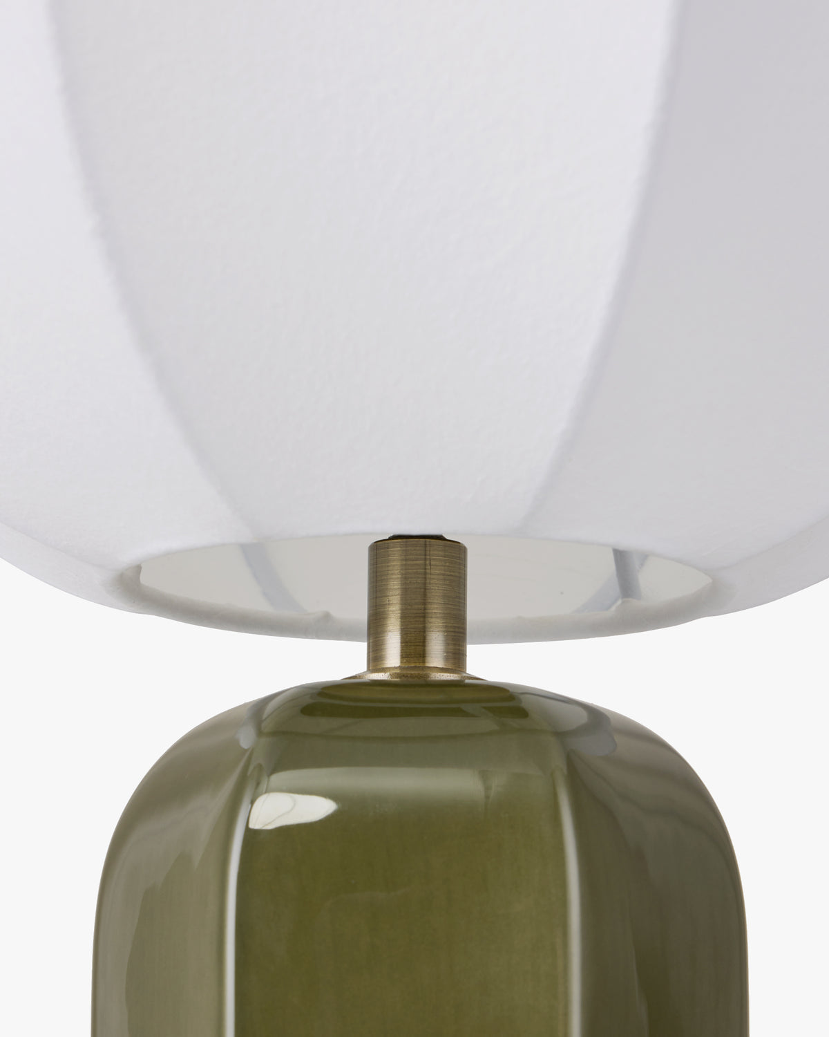 lampe de table Agathe - douille laiton antique sur sommet bombé - détail jonction