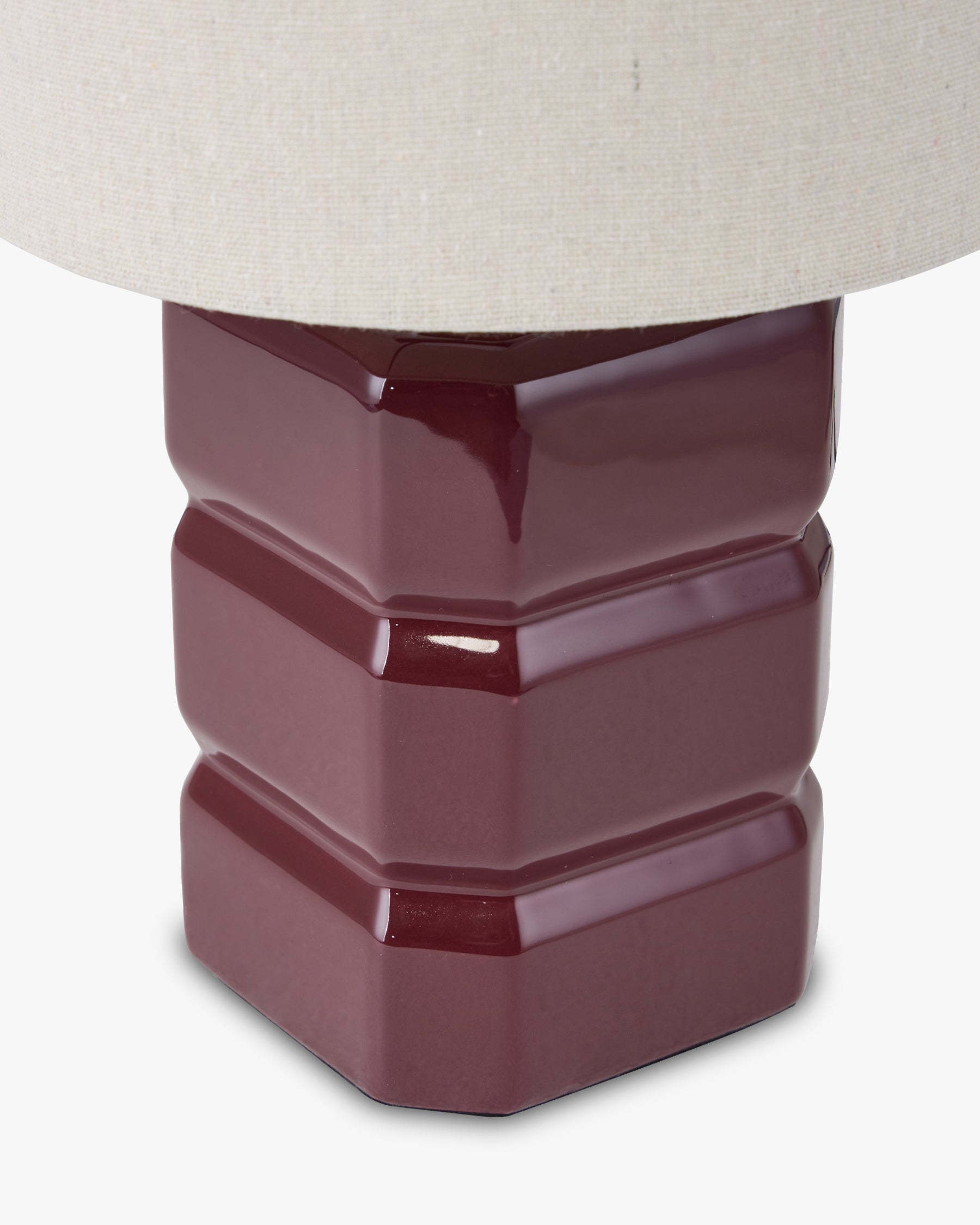 Lampe Anya - céramique bordeaux - pied facetté en gros plan