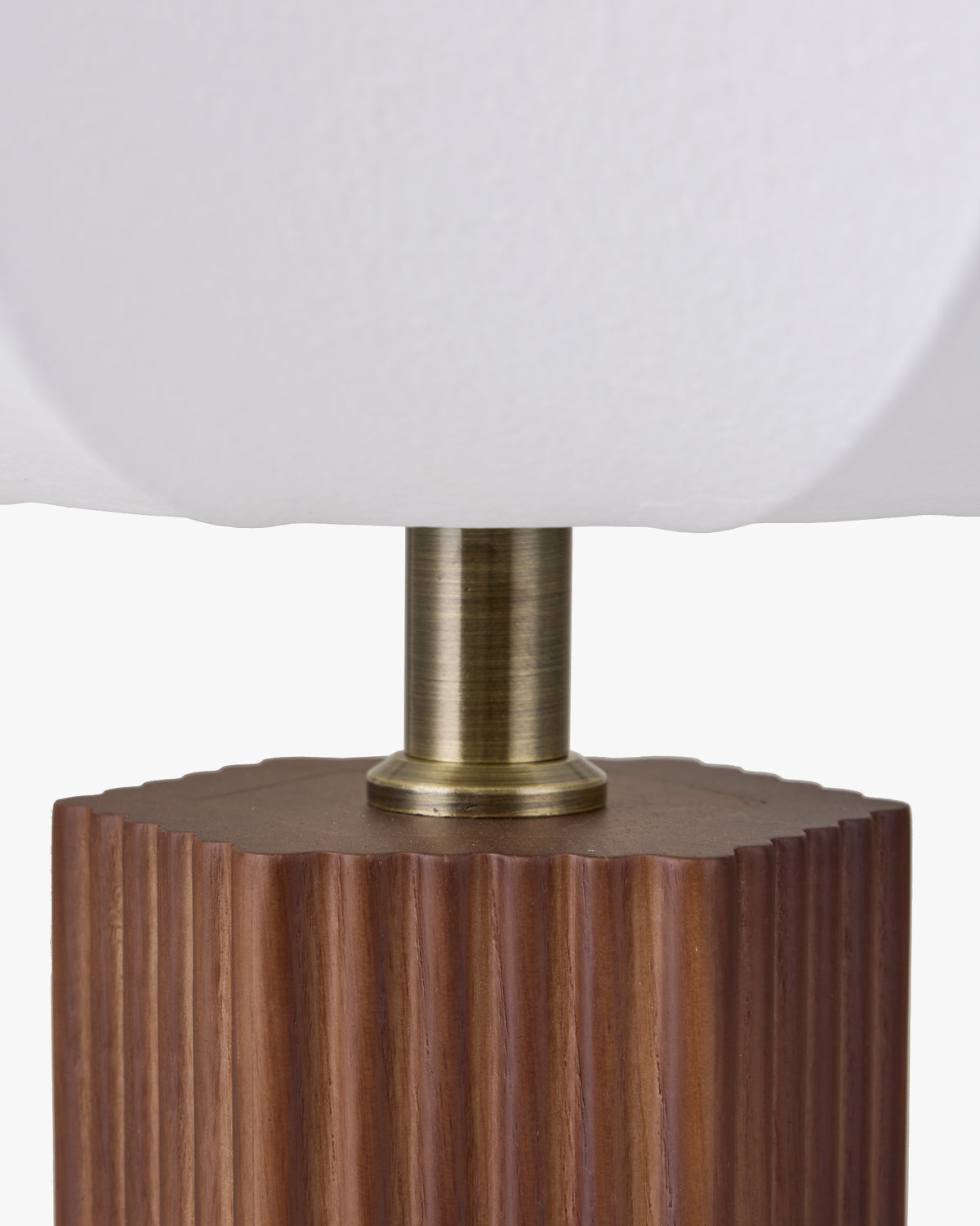 lampe de table Avaïa - douille laiton antique sur sommet hexagonal - détail