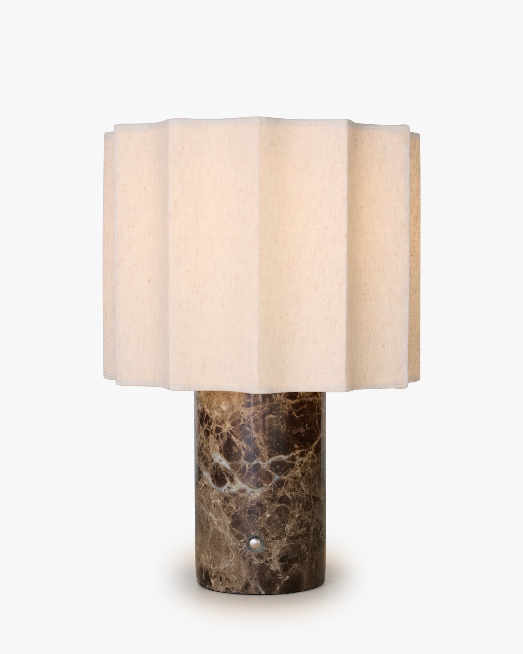 Lampe Bridget - marbre dark emperador - allumée, lumière chaude