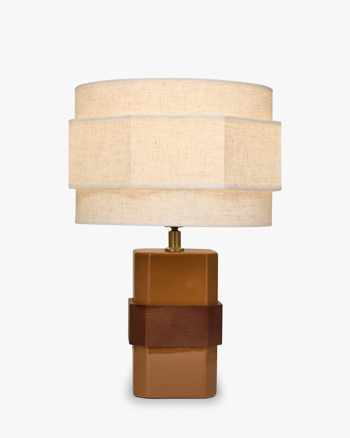 Lampe de table Eira allumée, lumière chaude diffusée par l'abat-jour en lin écru