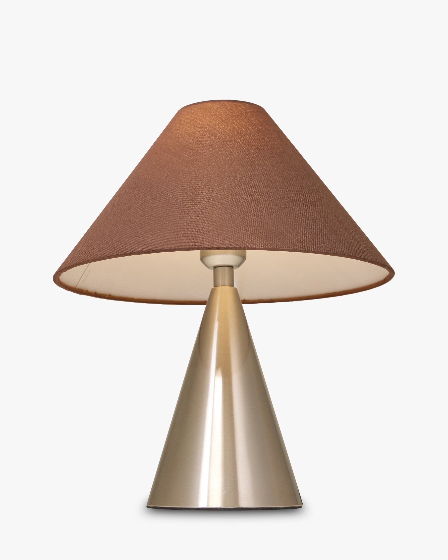 Lampe Khone - tissu marron et fer chromé effet brossé - allumée, angle différent