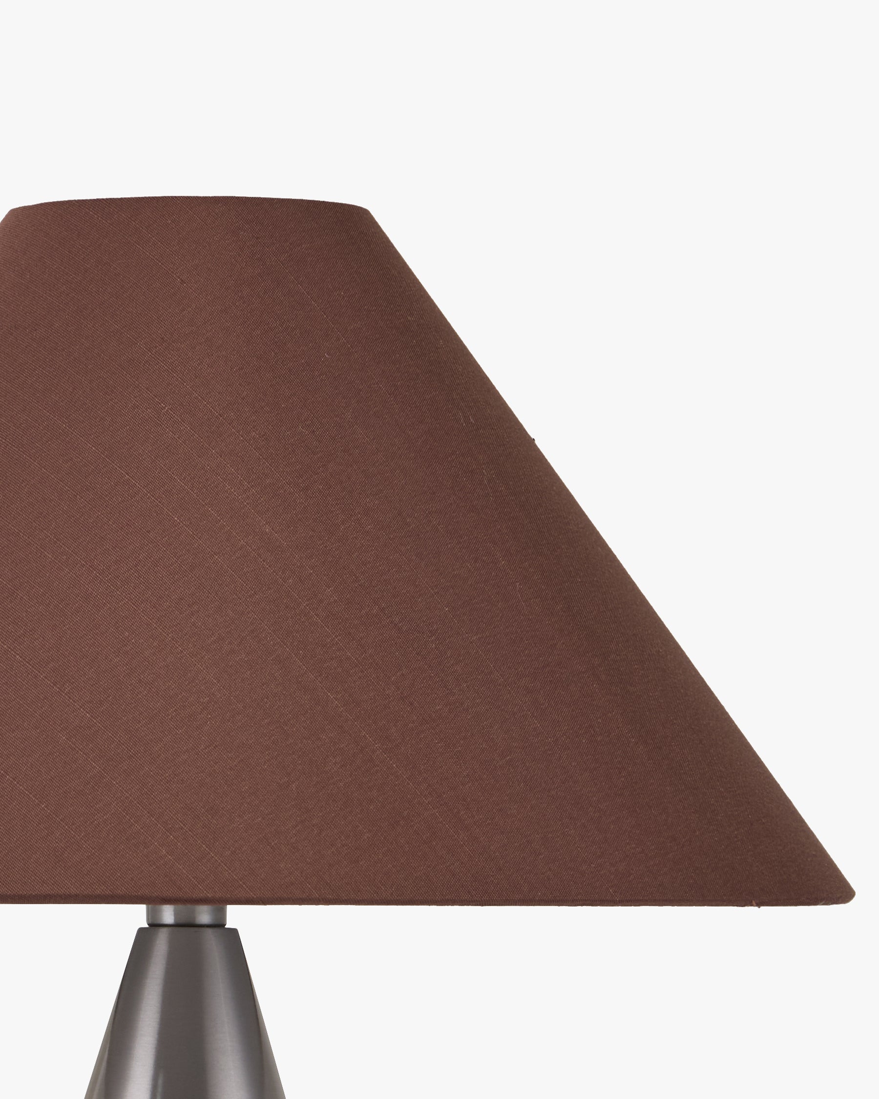 Lampe Khone - abat-jour marron en gros plan, allumée