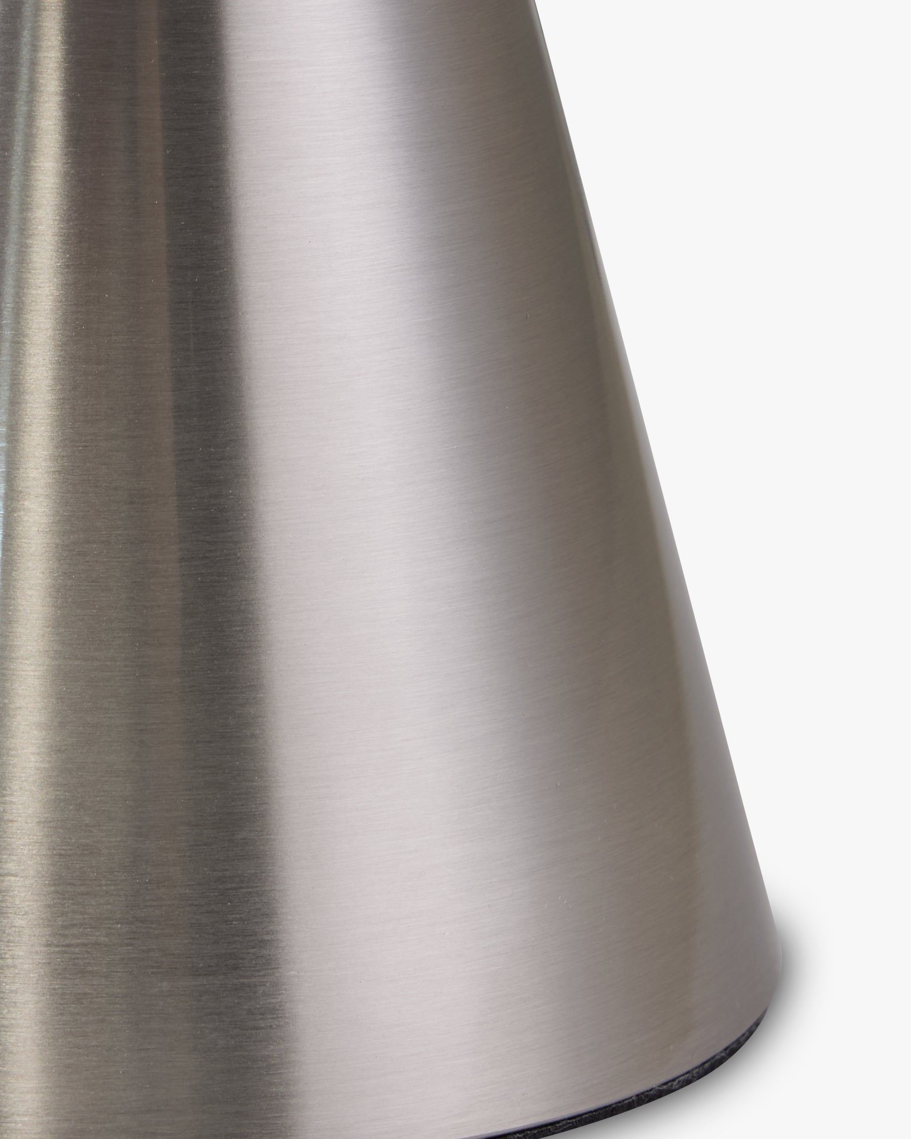 Lampe Khone - fer chromé effet brossé - piètement en gros plan