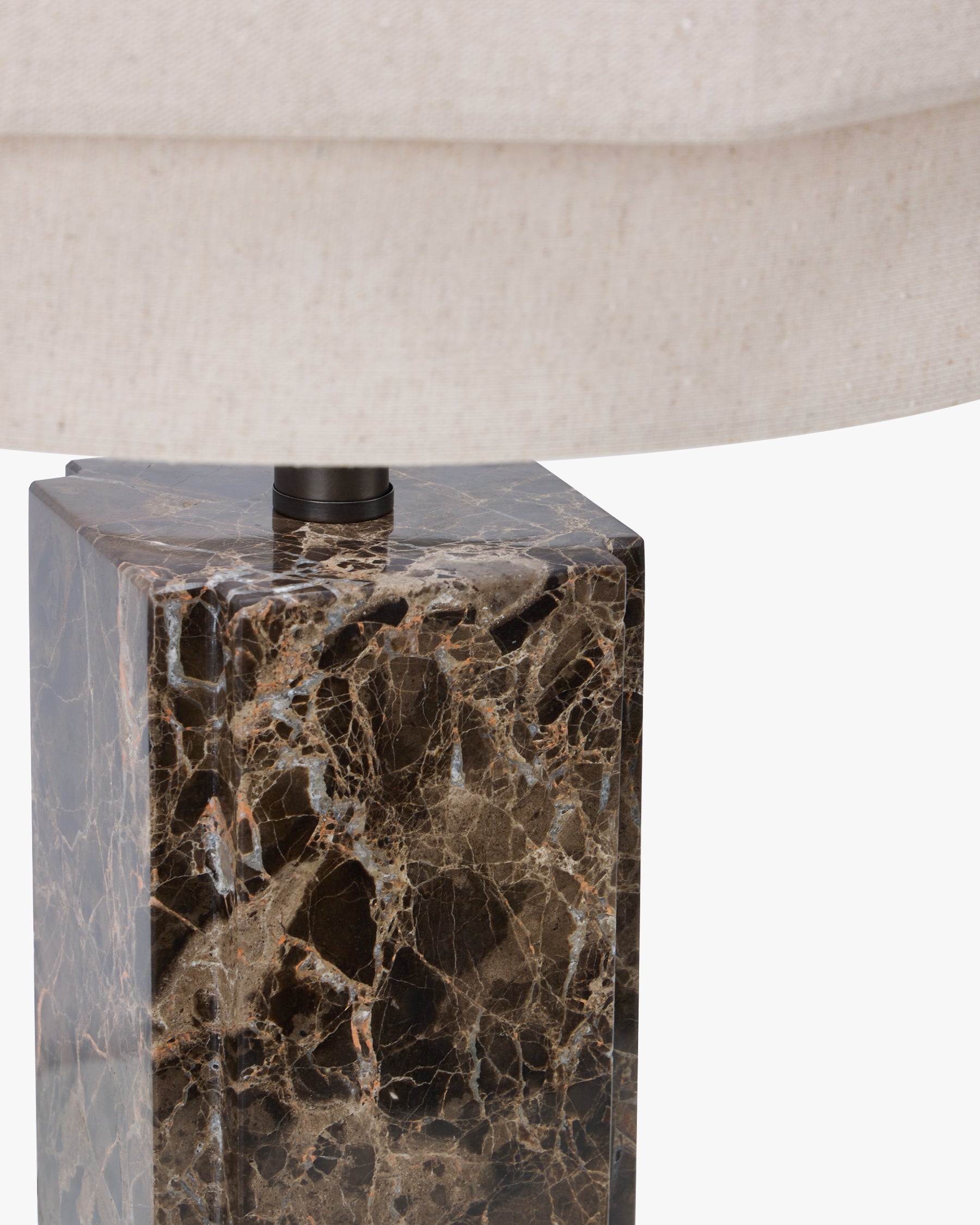 Lampe Mindy - marbre dark emperador - pied en gros plan