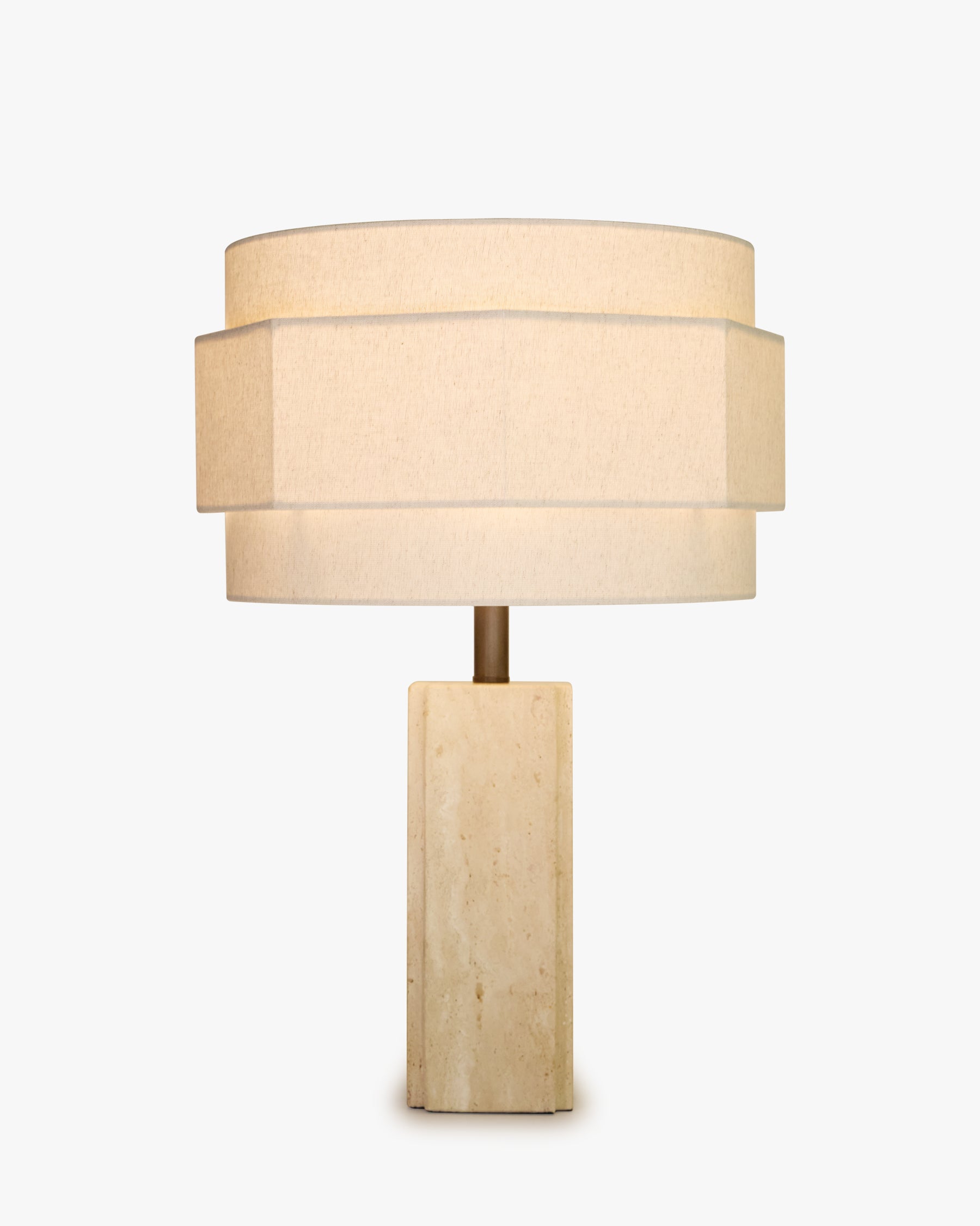 Lampe Mindy - travertin et abat-jour lin - allumée, angle différent