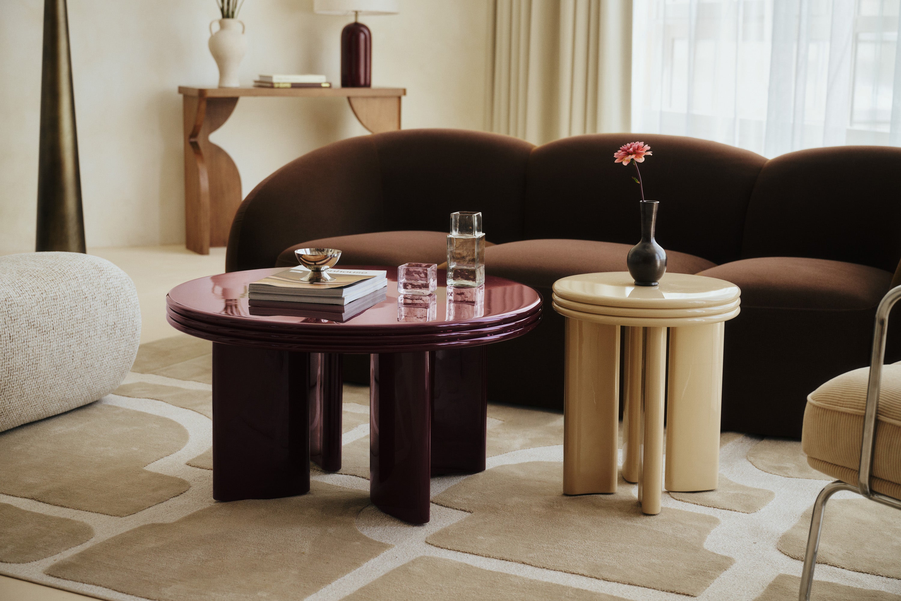 Table basse Mira L & appoint Mira - NV GALLERY - glossy rouge bordeaux et beige - duo dans un salon