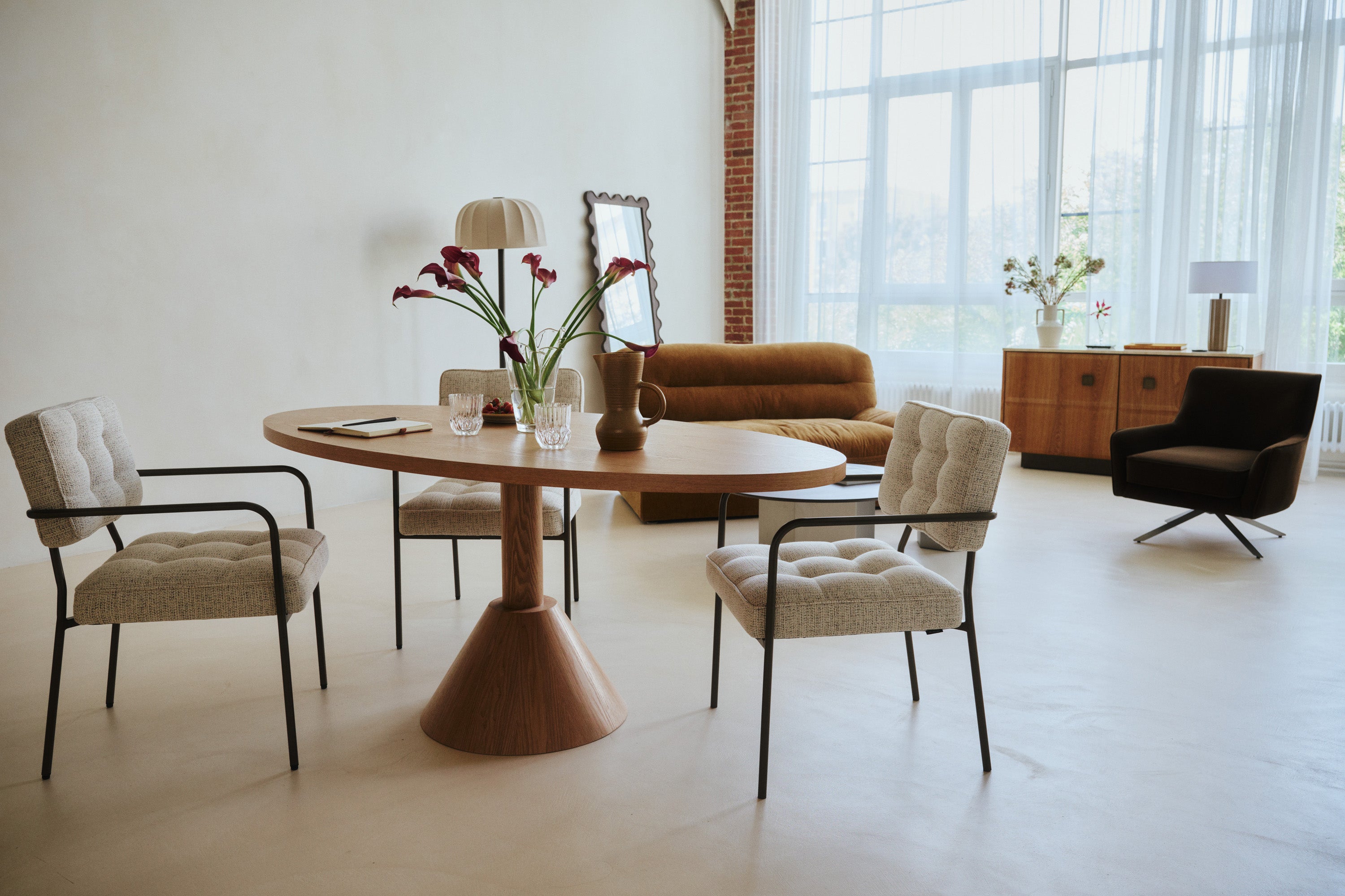 Chaise Orea - NV GALLERY - tweed beige cappuccino & métal bronze - en situation autour d'une table